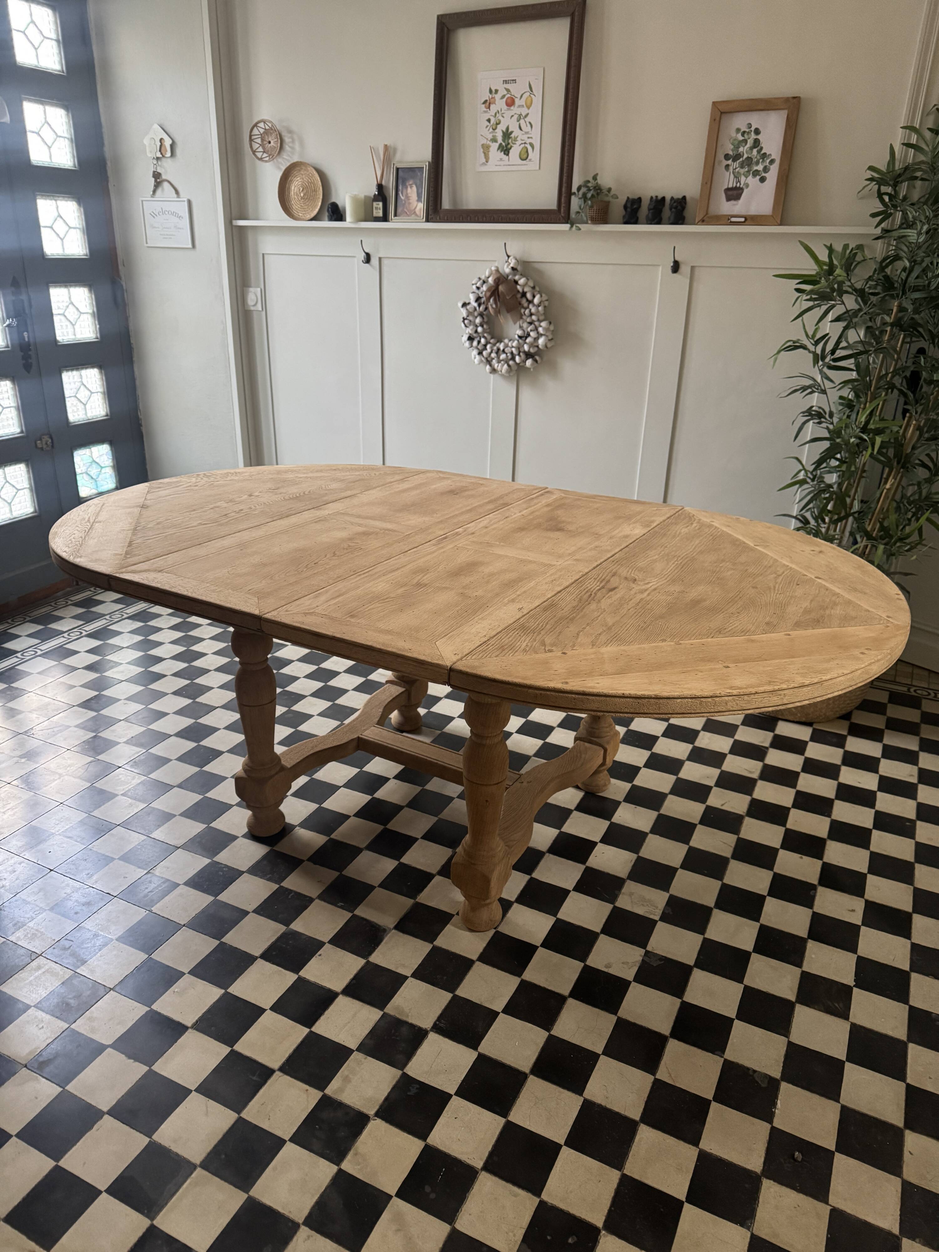 Extendable solid oak table