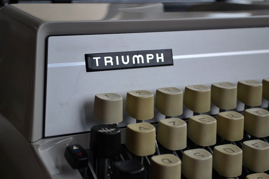 Triumph Gabriele 25 portable typewriter