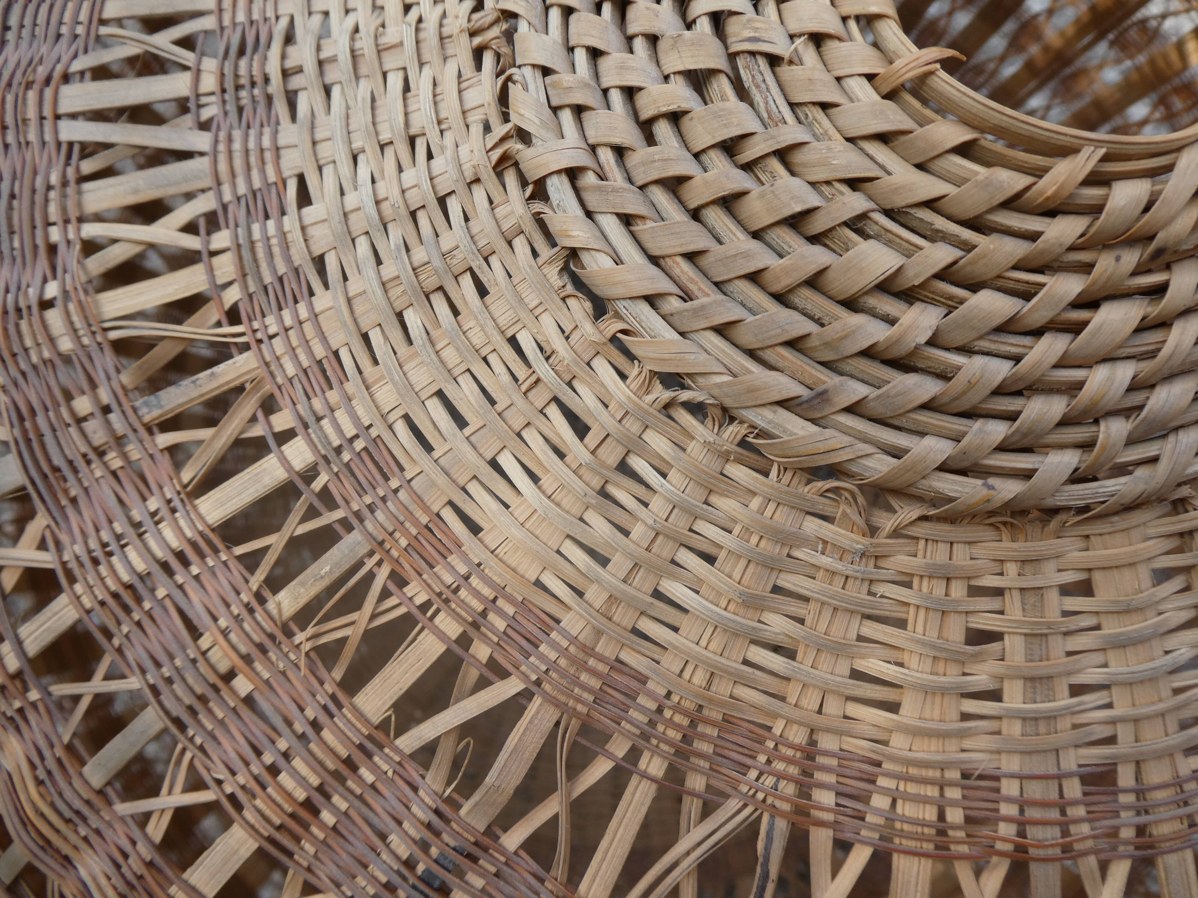 Suspension ball in rattan straw