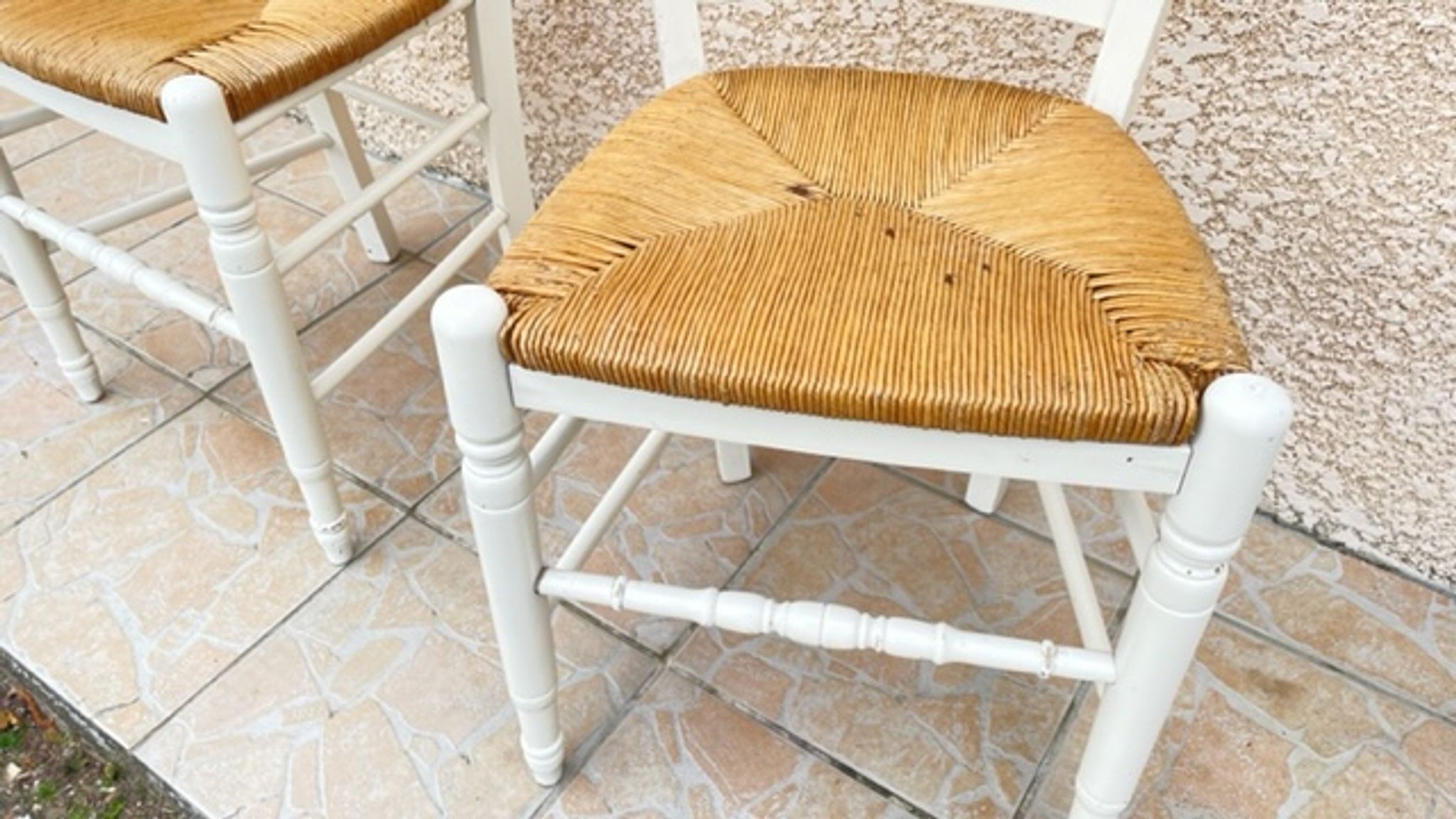 Paire de chaises paillées blanches vintage