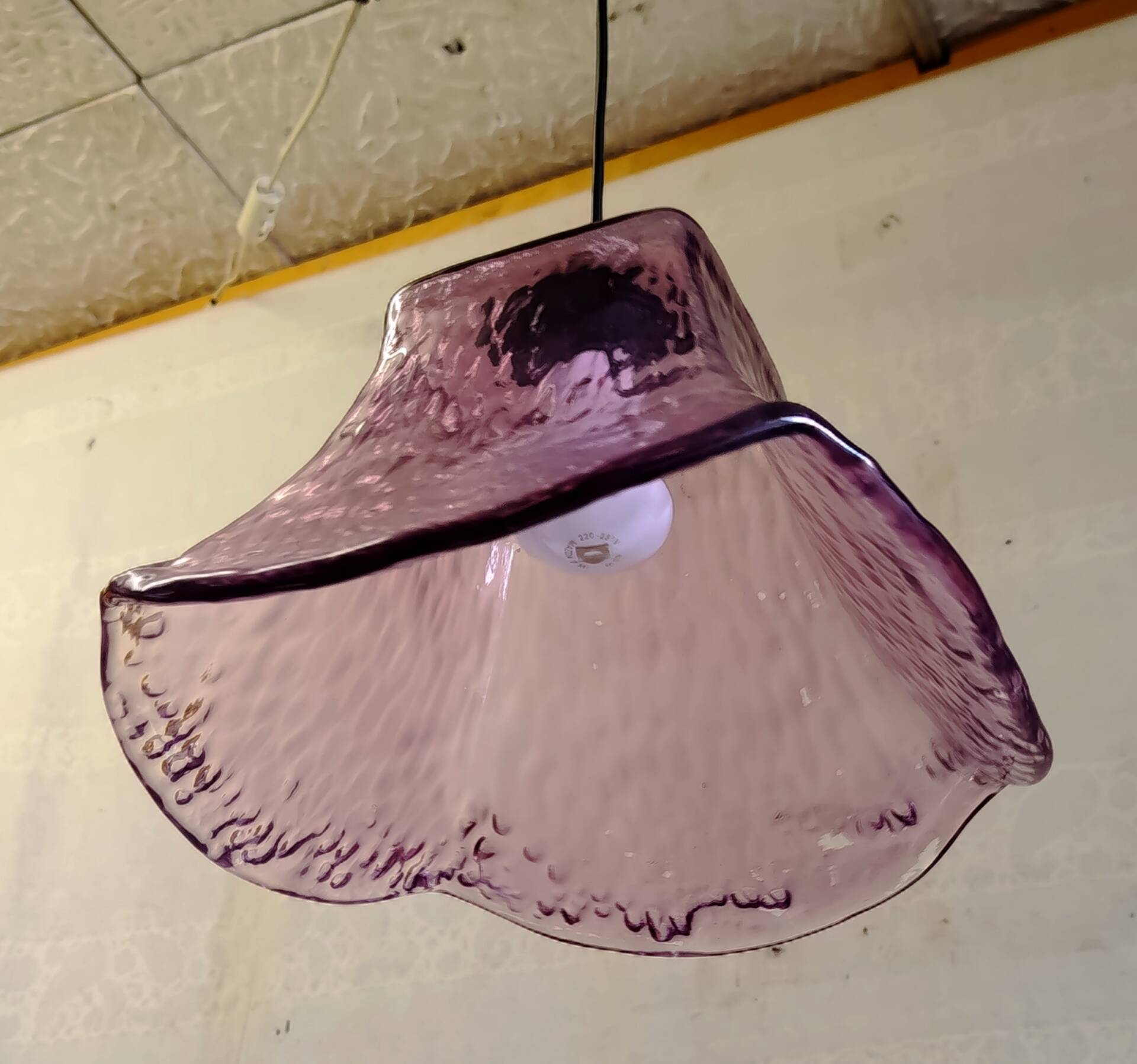 Abat-jour en verre moulé peint violet - design 70's