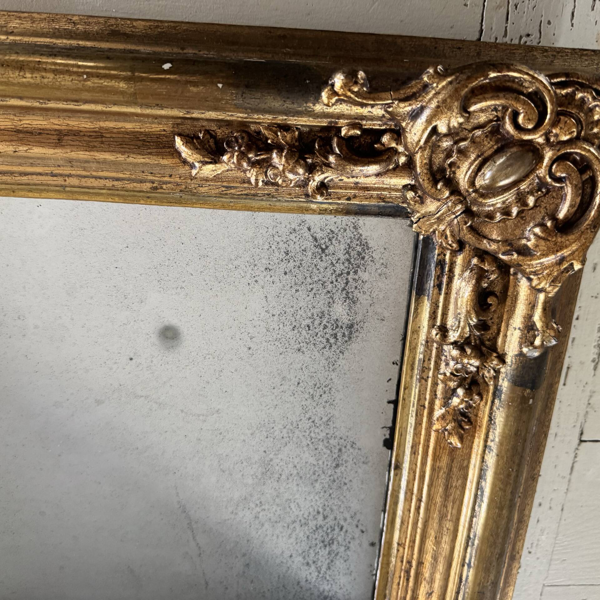 Miroir Louis XV, glace au mercure et bois doré, XIXe
