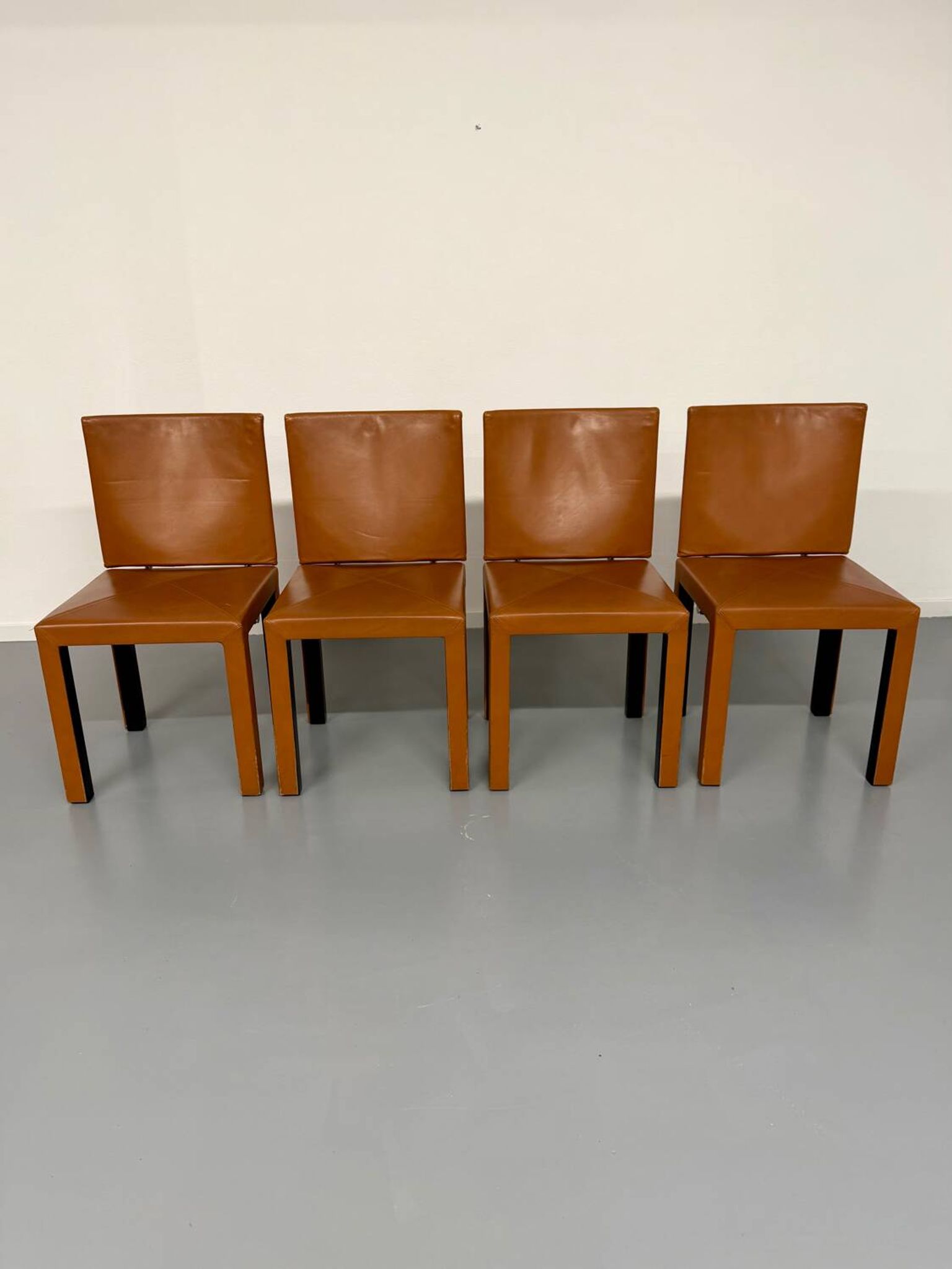 4 camel leather chairs, postmodern design by Paolo Piva for B&B Italia Arcadia.
