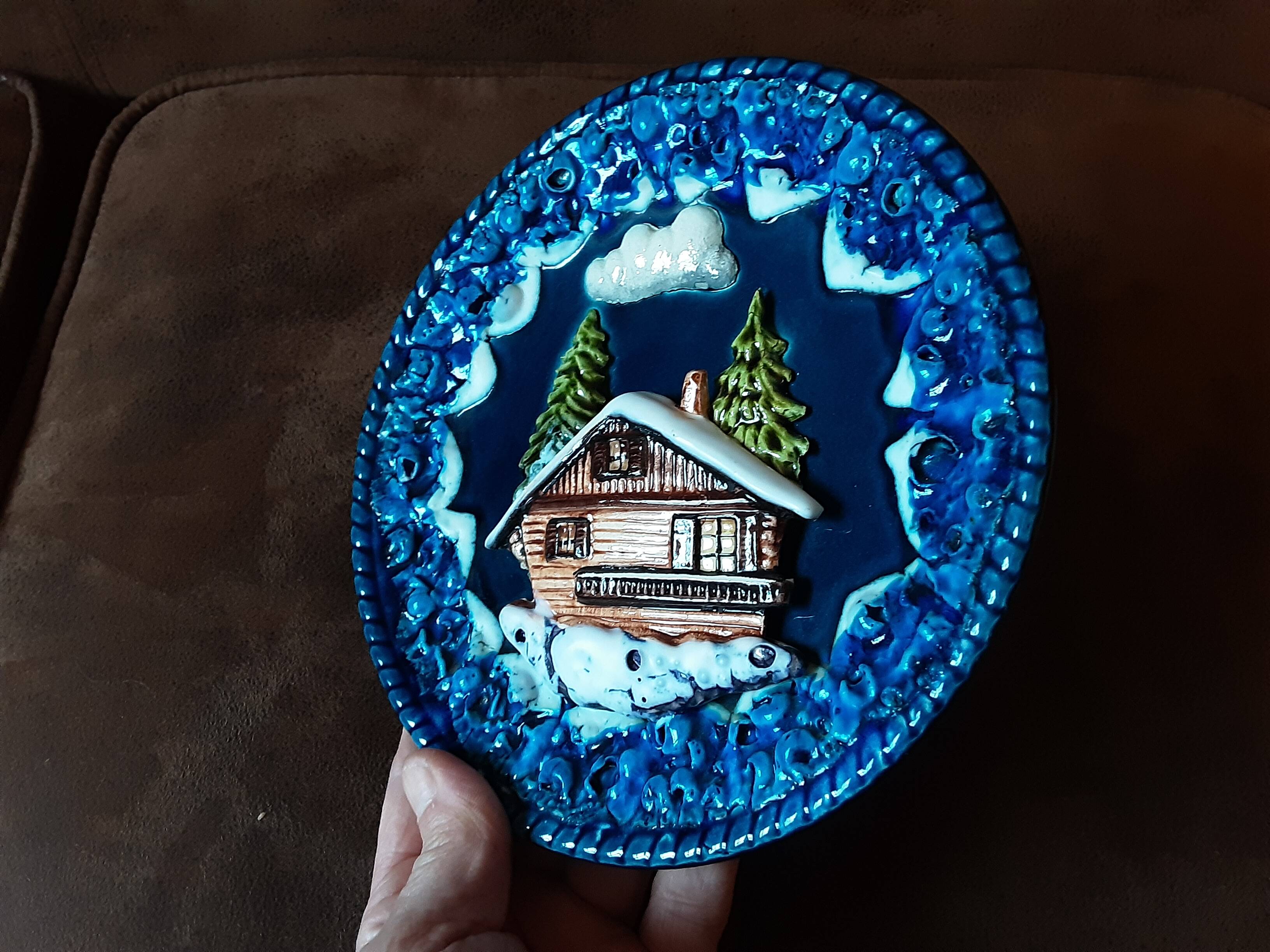 Set of 2 decorative majolica-style plates
