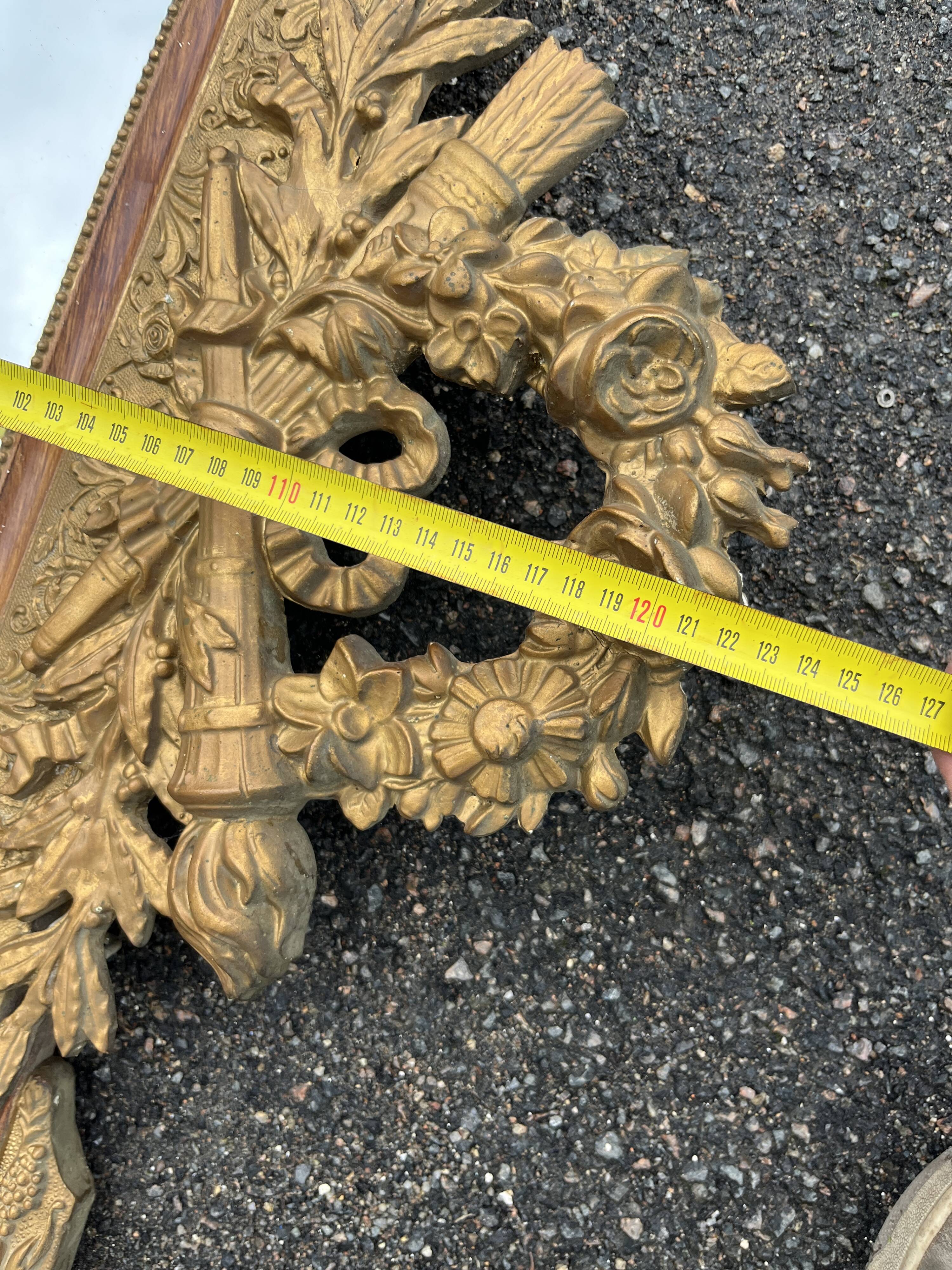 Large gold mirror in Louis XVI style with laurel crown, 121 cm.
