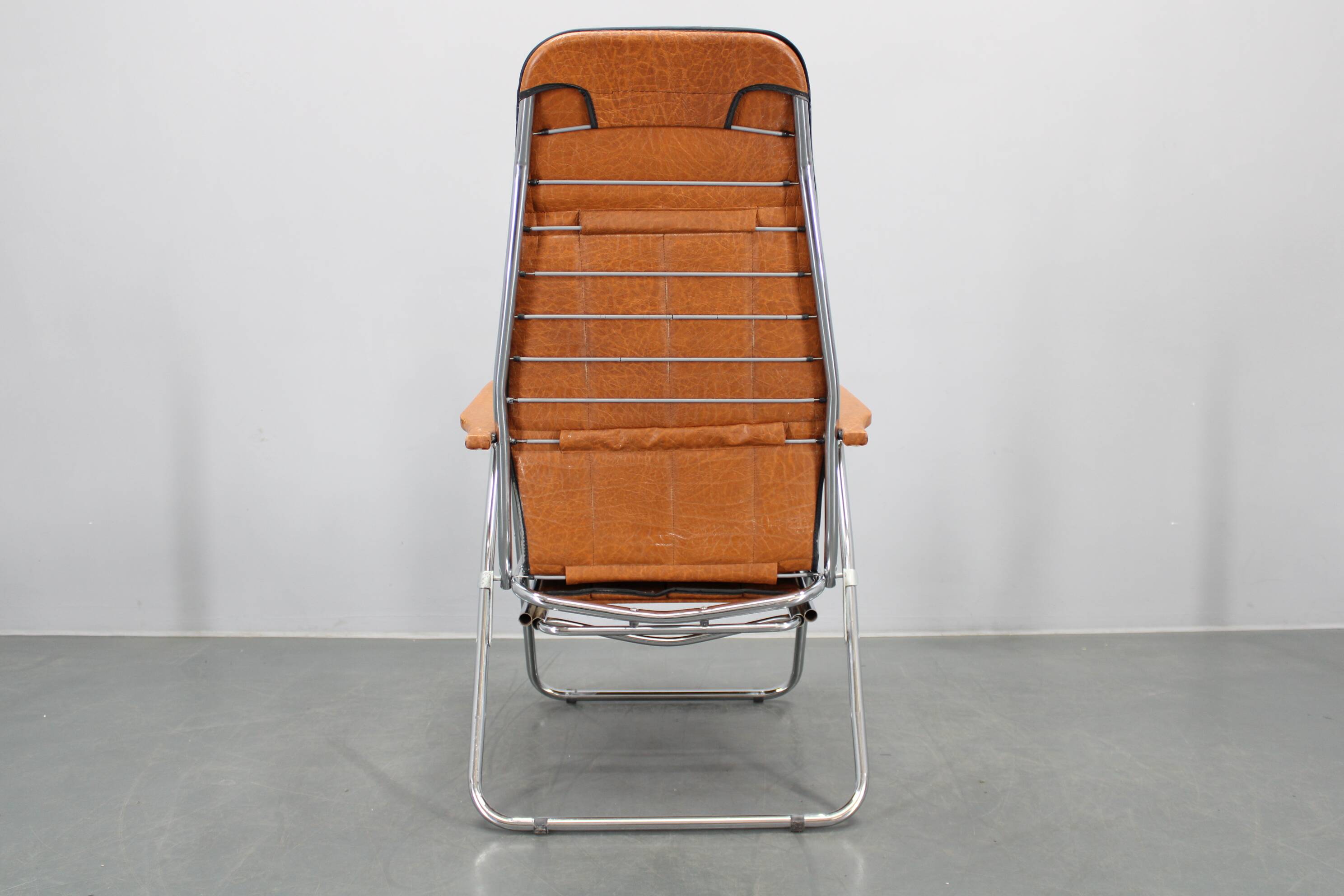1970s Italian folding lounge chair with leatherette upholstery