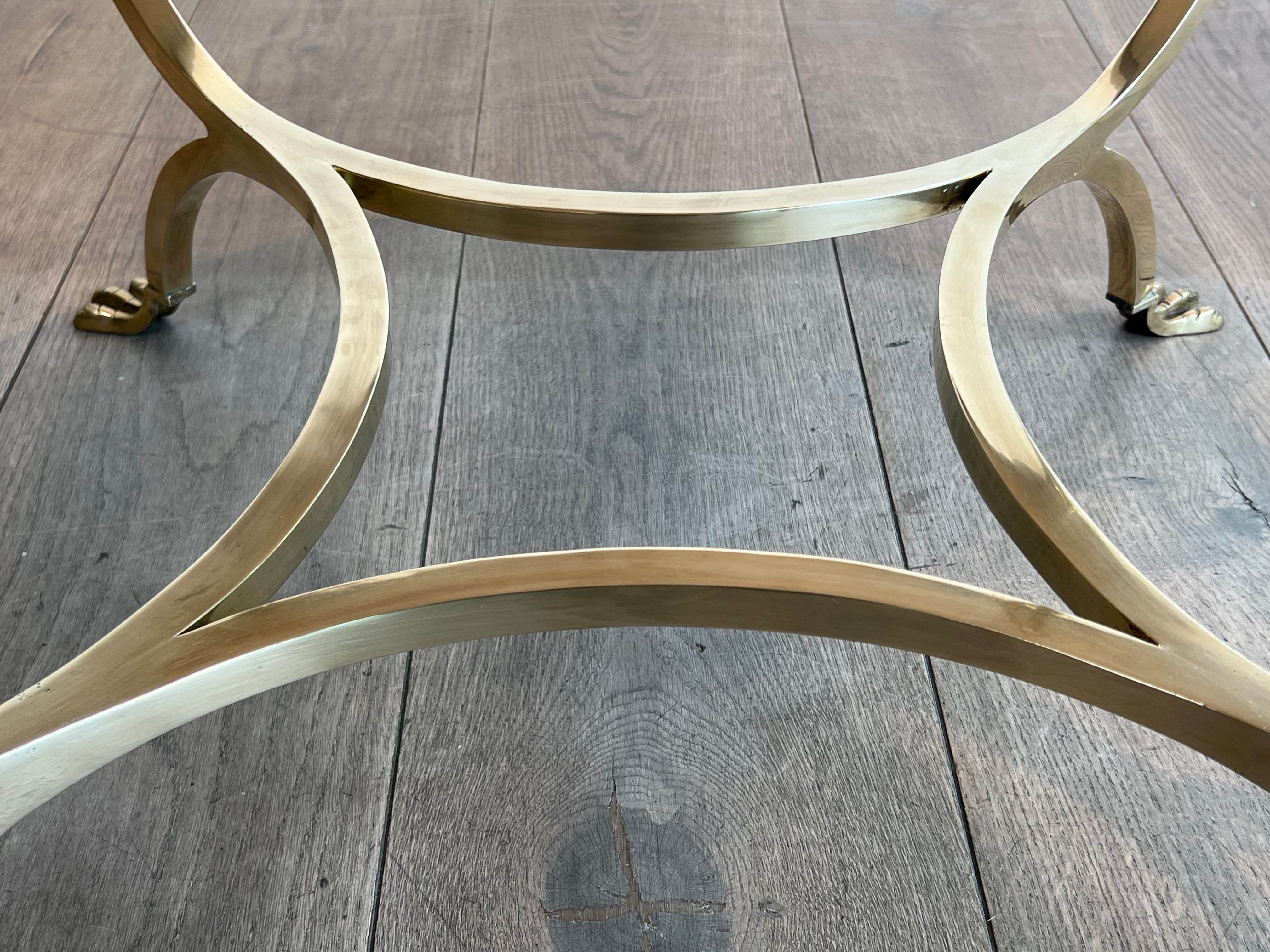 Table basse ronde Maison Jansen de style néoclassique en laiton à cols et pattes de cygnes et plateau de marbre incrusté de laiton
