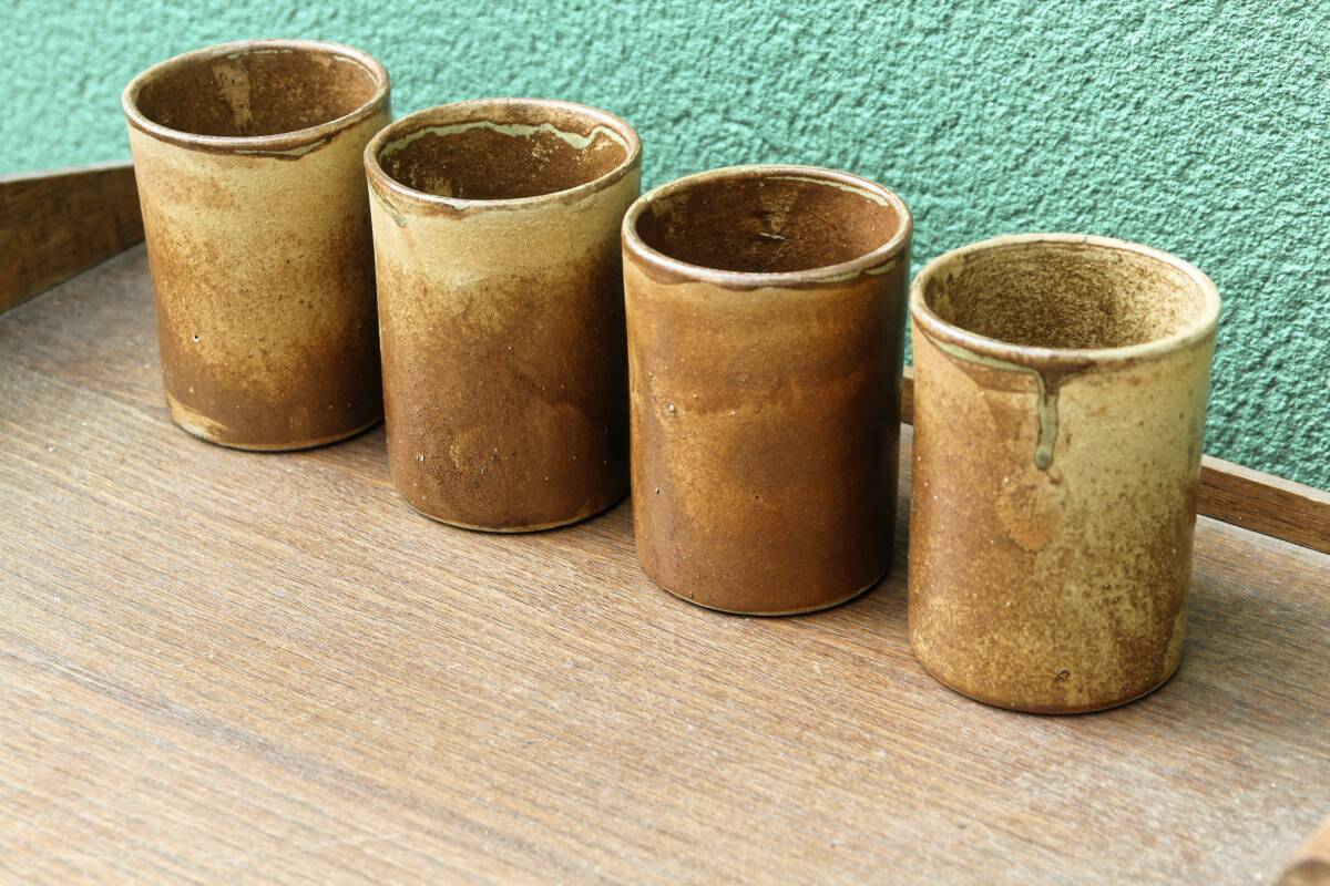 Lot de 4 mugs en grés, signés Jean Gaubier