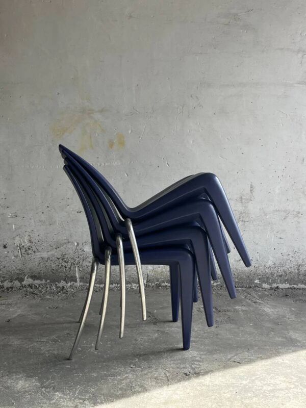 Fauteuil Louis 20 vintage Philippe Starck, coque en plastique moulé bleu et pieds en métal