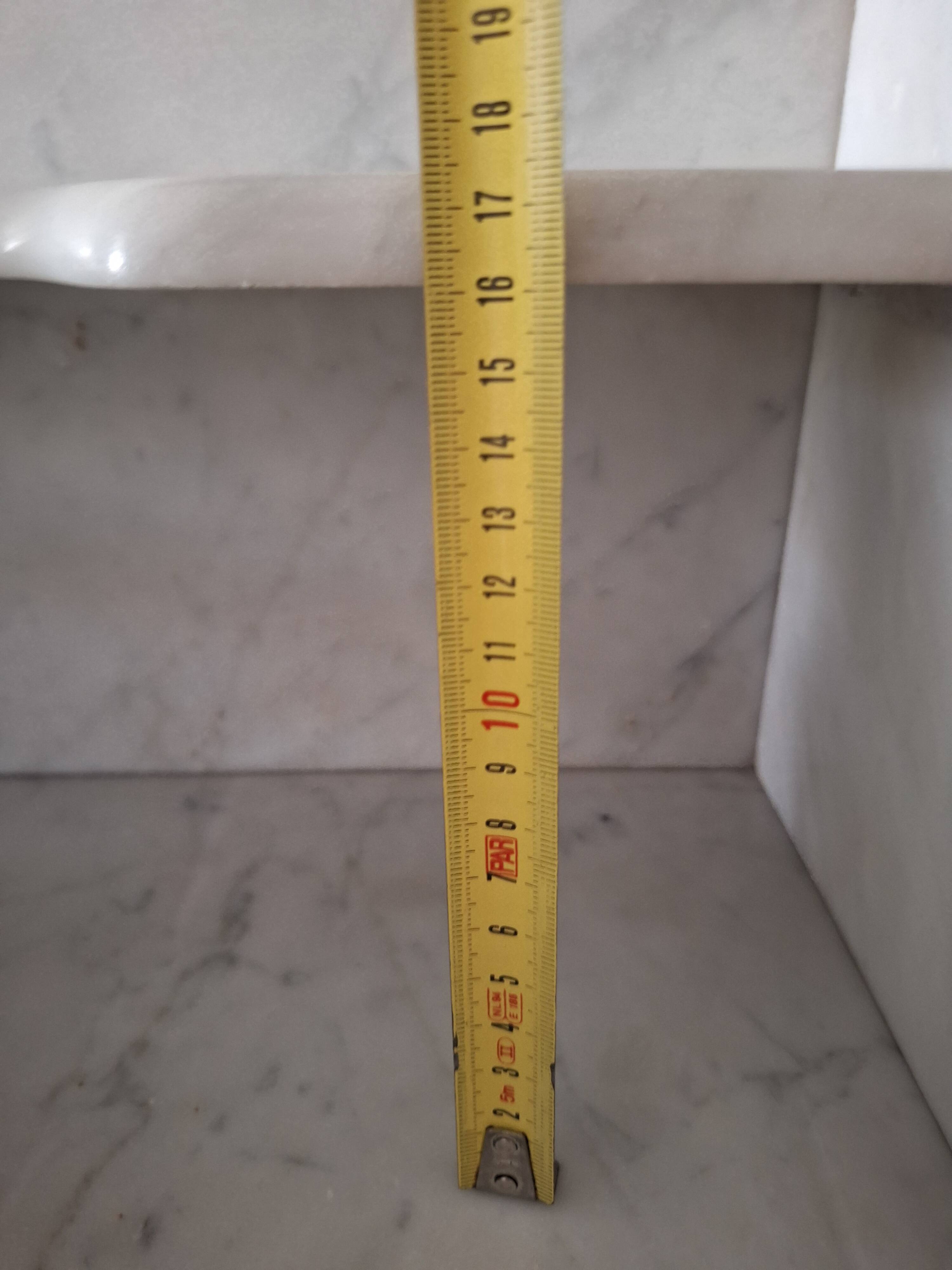 Ancien meuble de salle de bain avec marbre