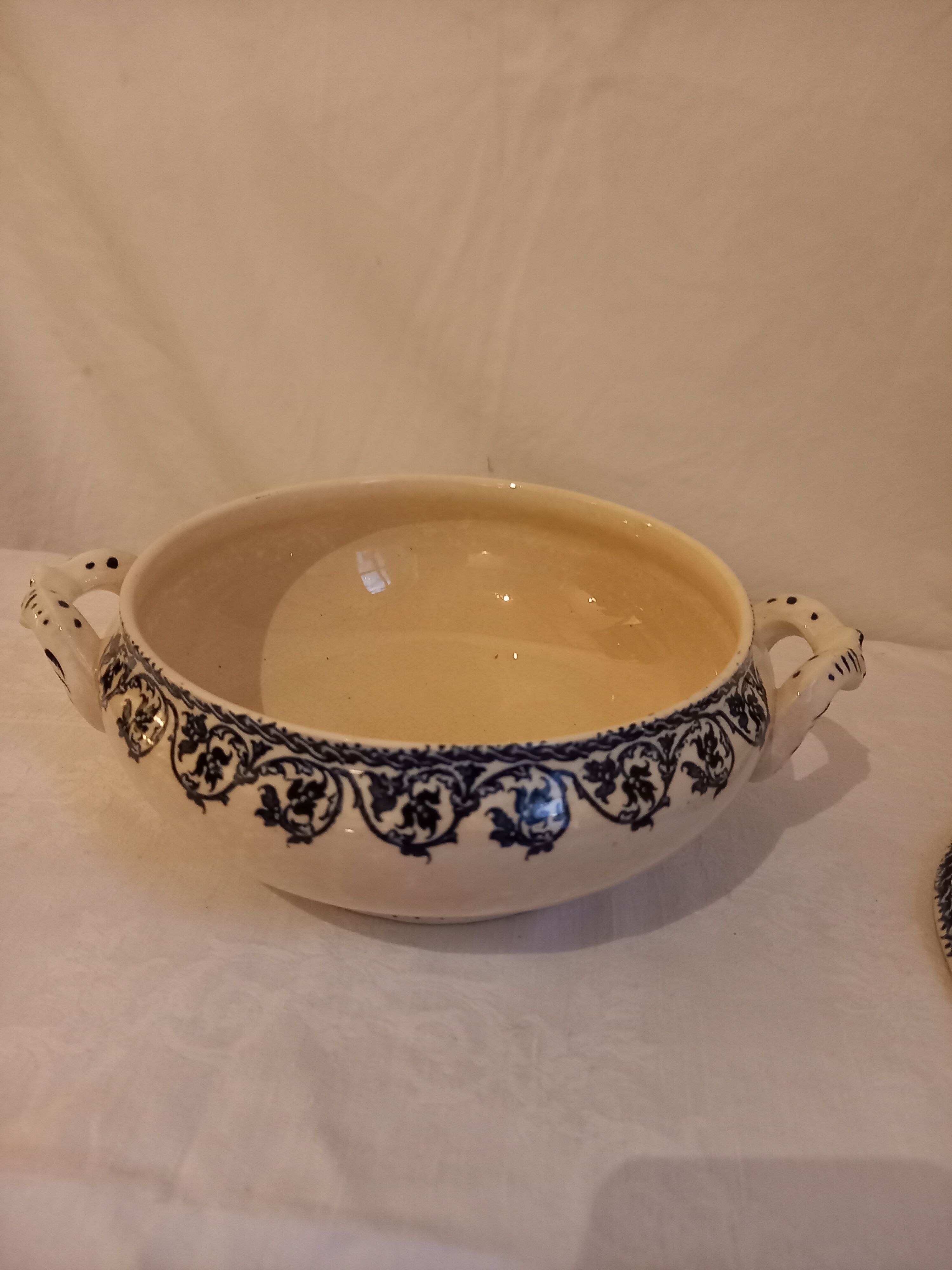 Small tureen, terre de fer