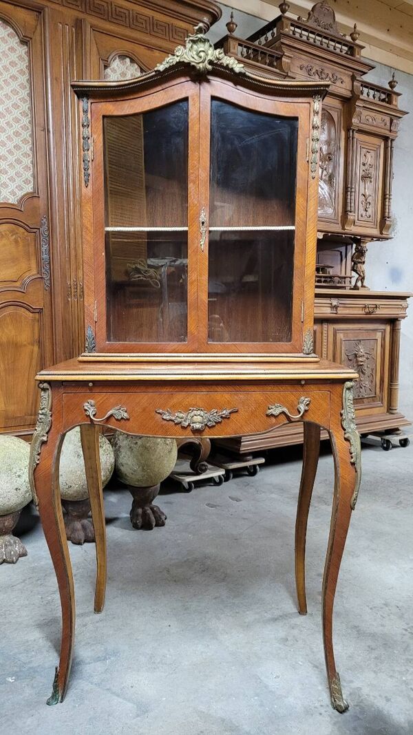 Bonheur du Jour Louis XV en marqueterie bois de rose décorées en bronze