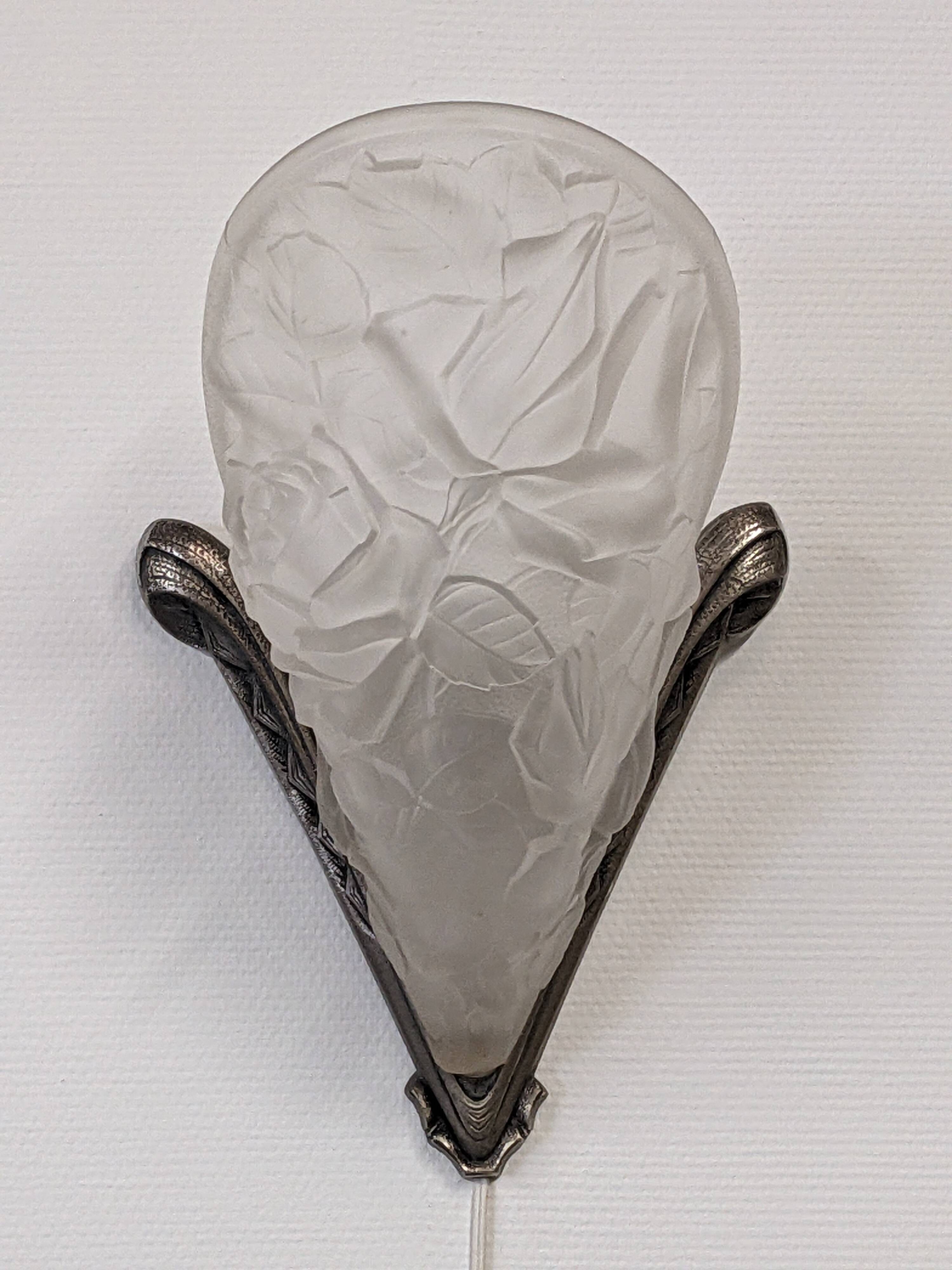 Art Deco wall lamp in frosted glass and nickel-plated bronze circa 1920