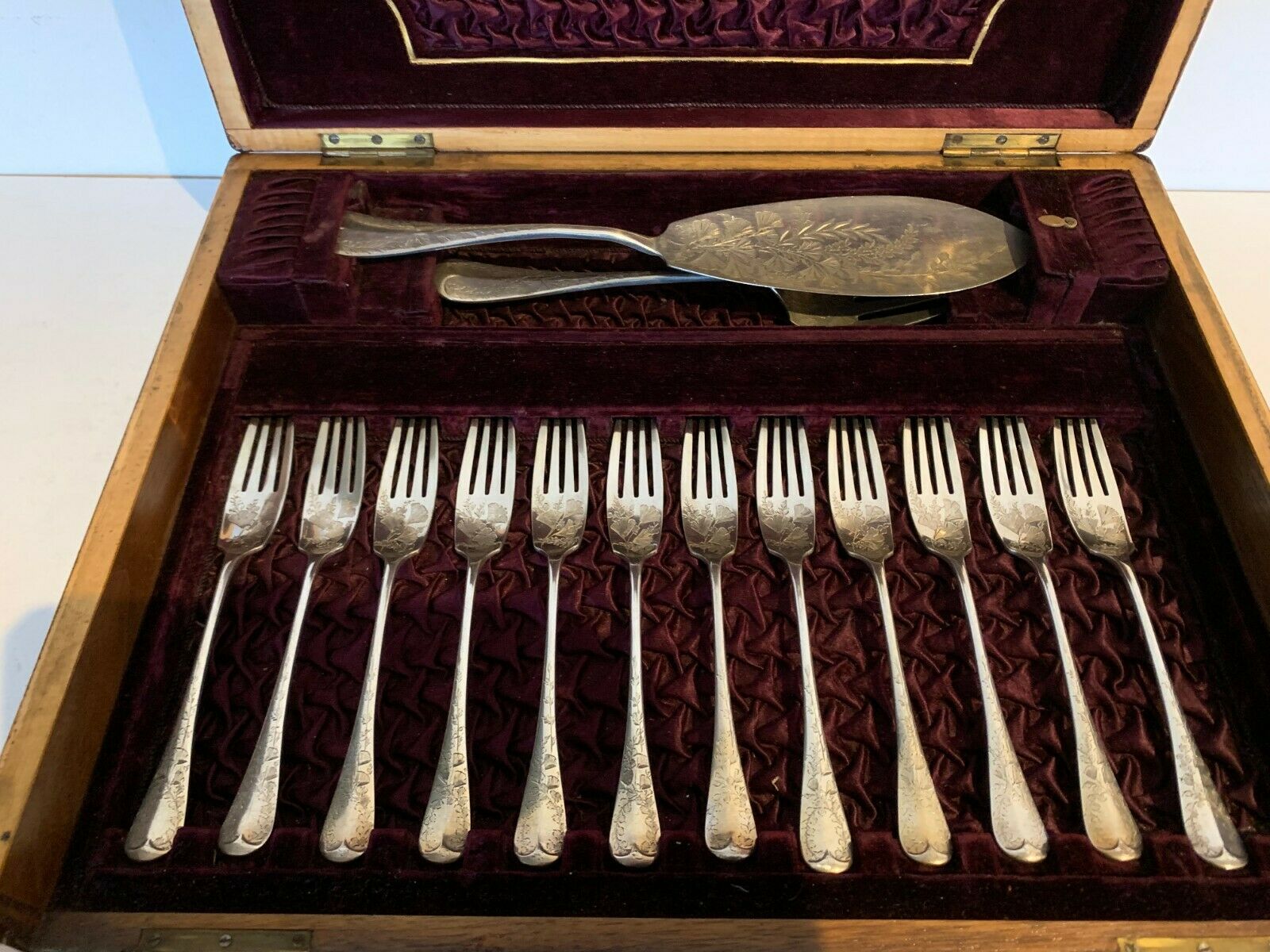 Fish service wooden blond mahogany box