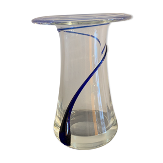 Vase en verre transparent et tourbillons bleus