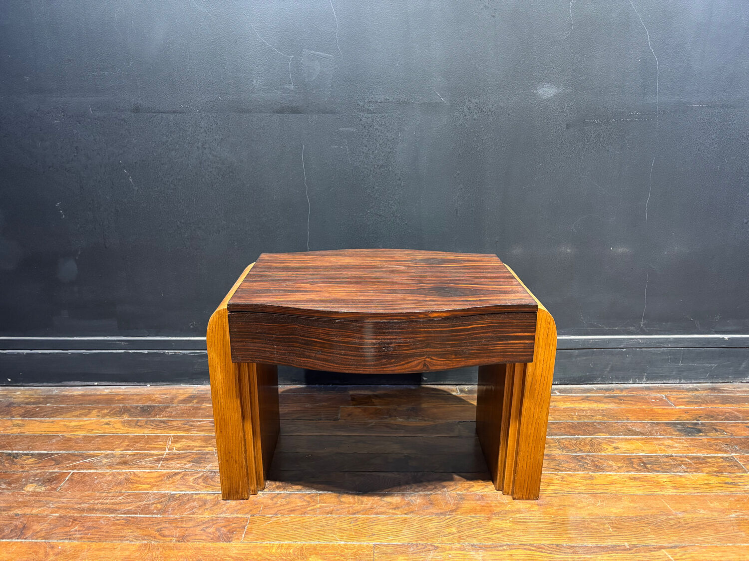 Solid wood side table – Vintage charm and timeless elegance
