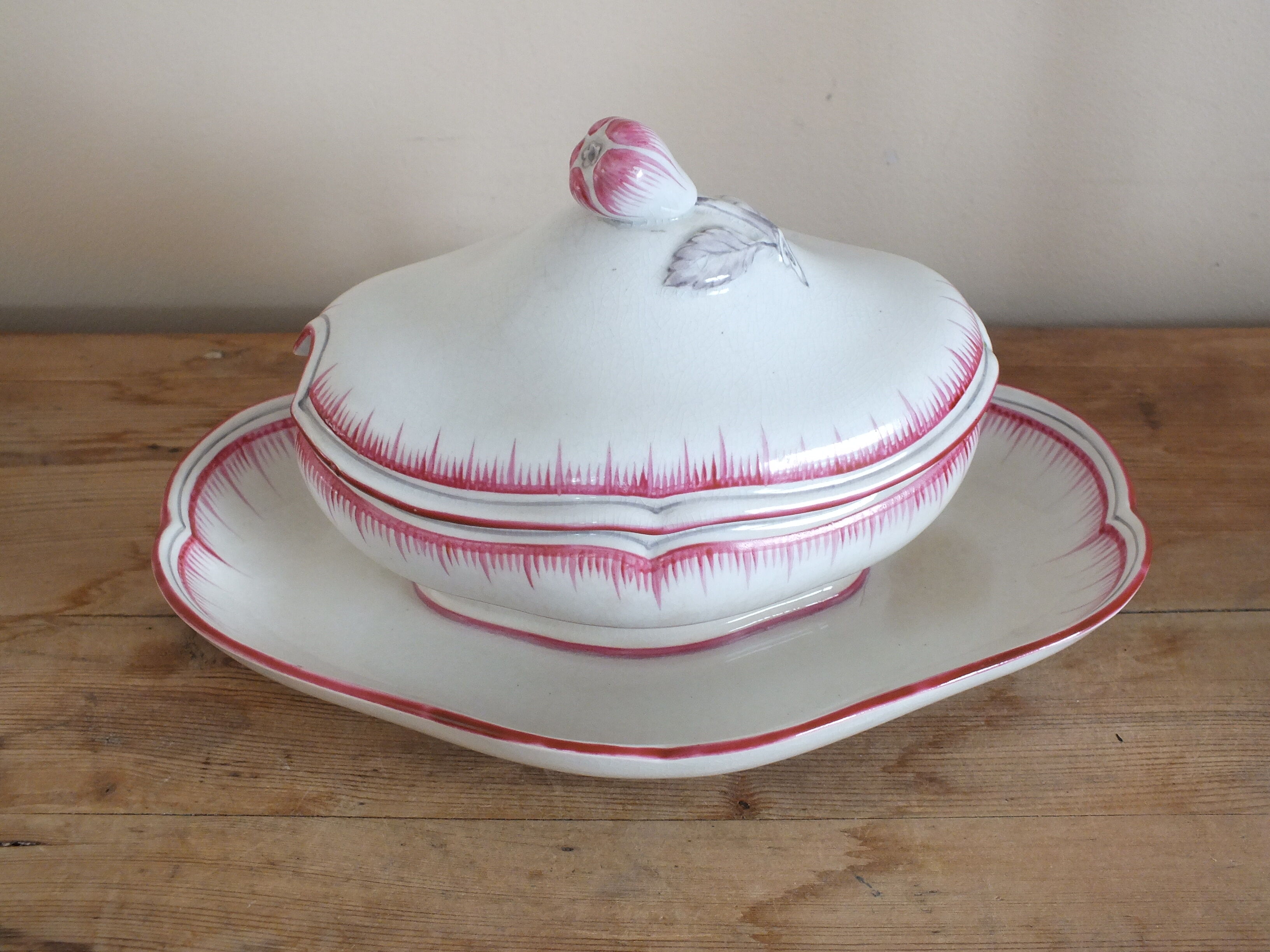 Old pink net sauce pot Lunéville KG China