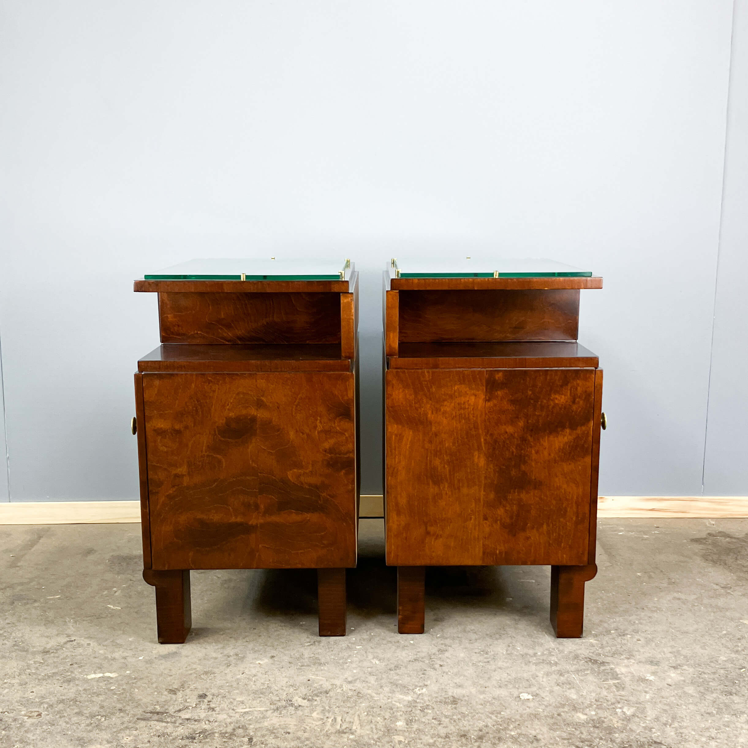 Tables de chevet Art Déco, bois de noyer avec plateaux en verre, années 1930