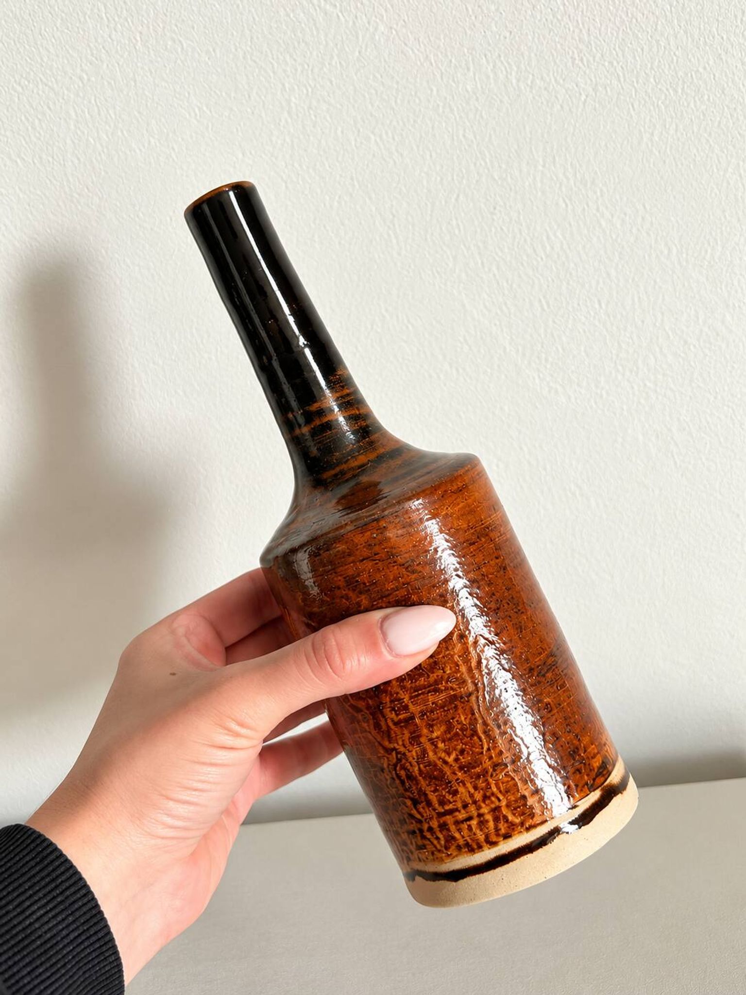 Vase soliflore en grès vernissé marron et noir, poterie faite main ancienne