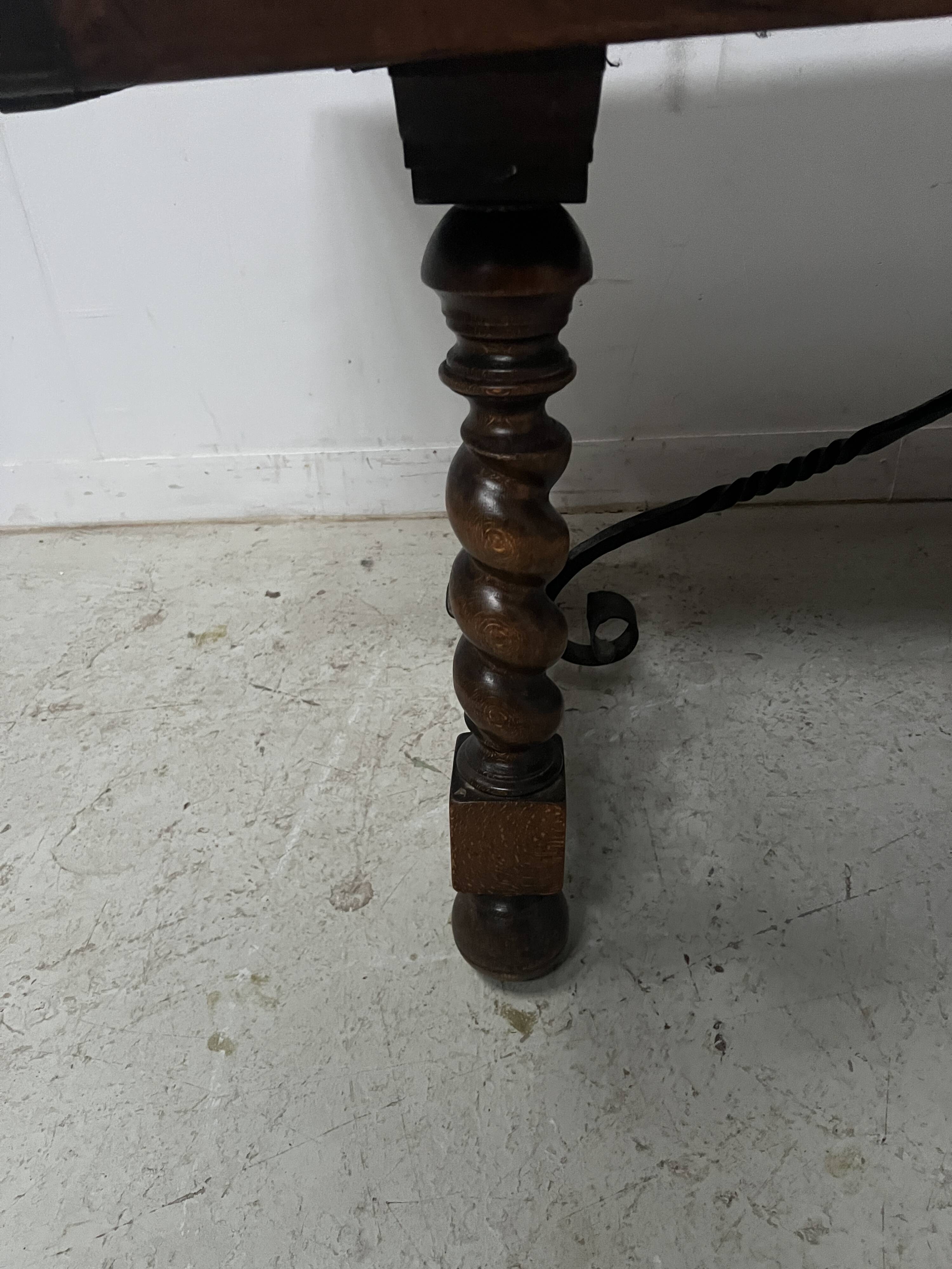 Monastery table with twisted legs in solid walnut, 19th century.