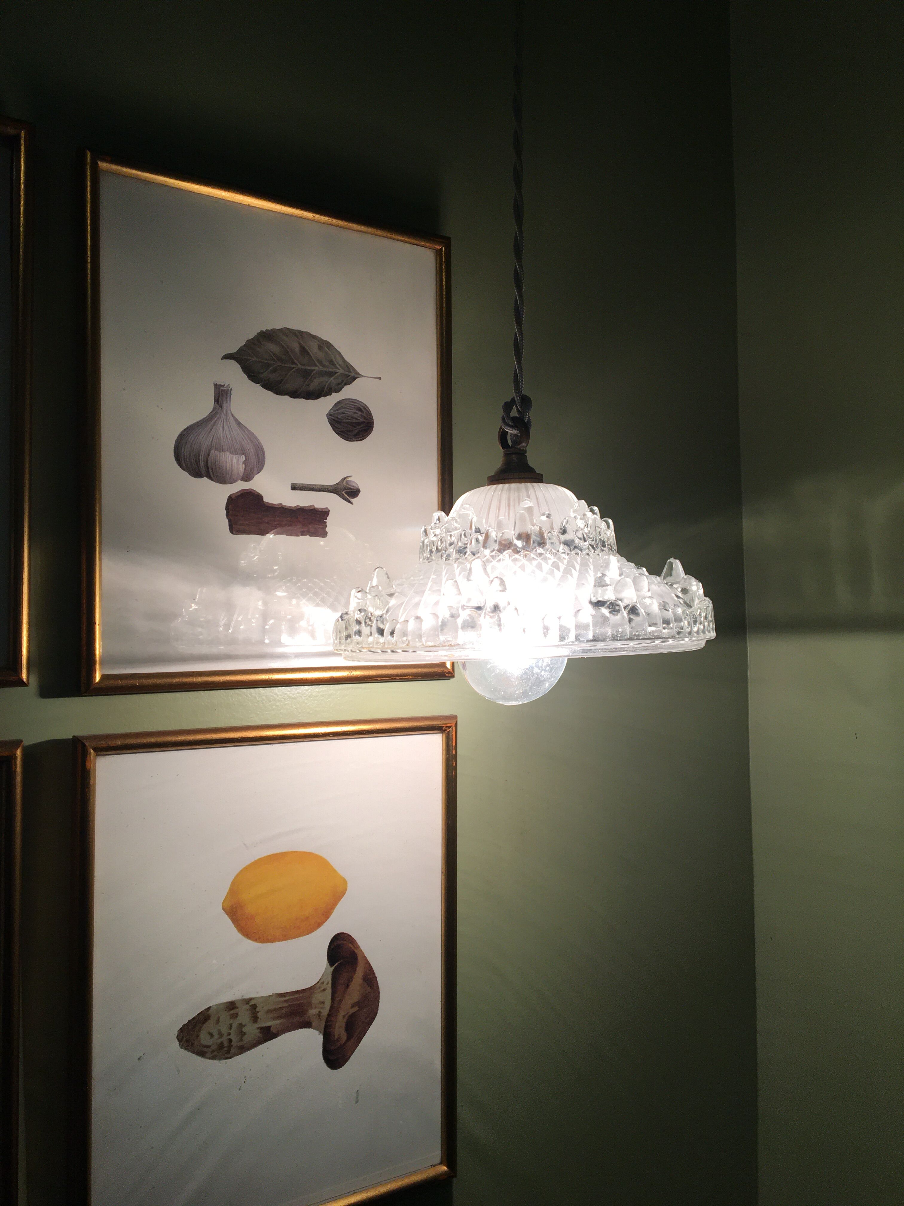 Hanging moulded glass with cable