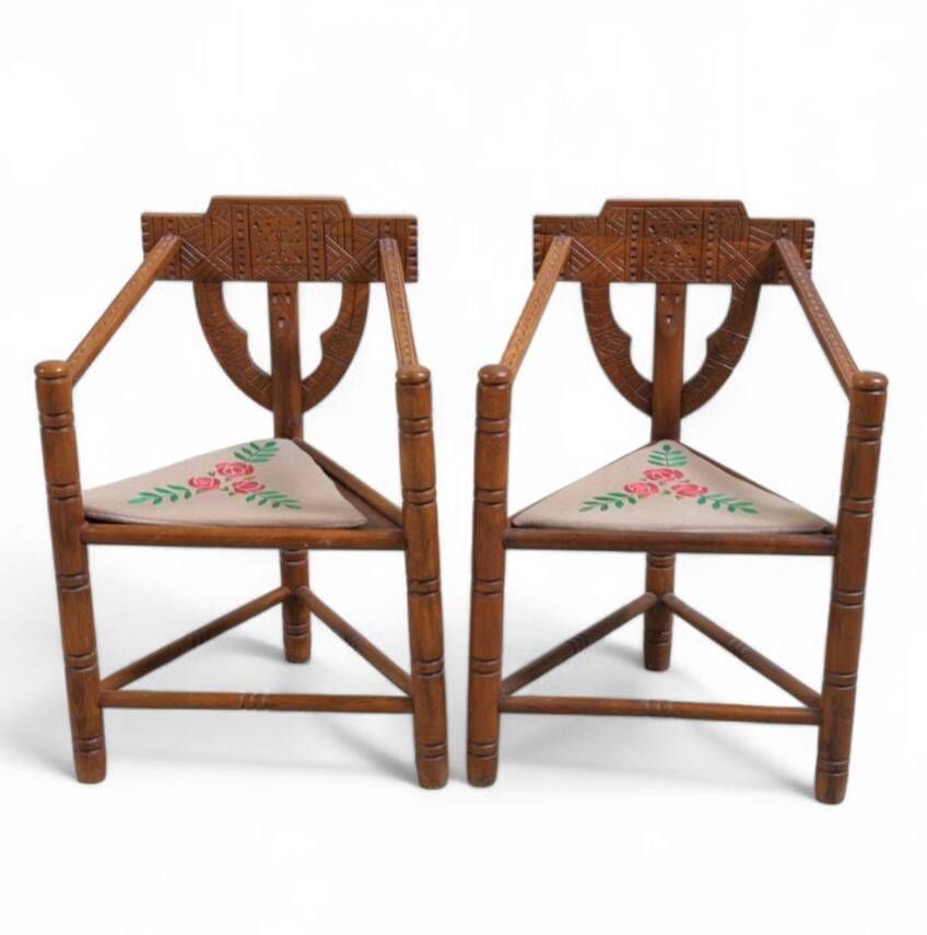 2 chaises de moine scandinaves / suédoises / sculptées avec dossier