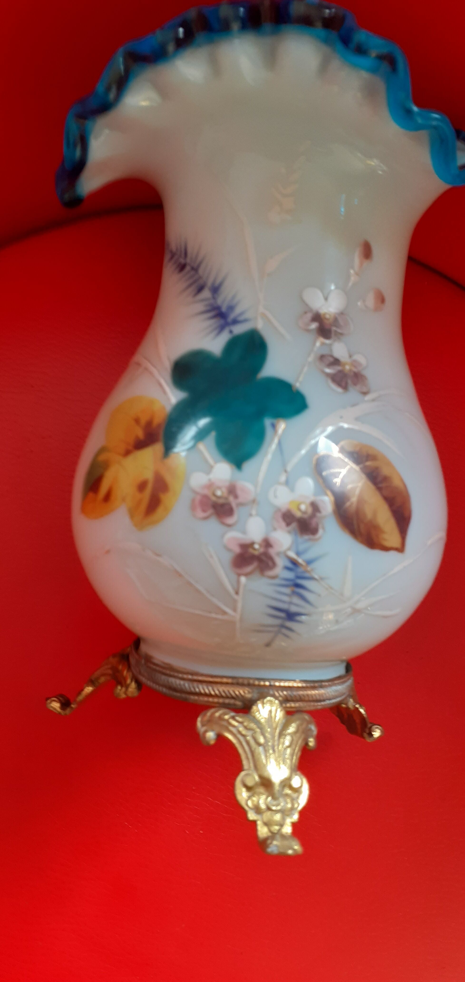 Vase en opaline émaillée, pieds bronze début xxe