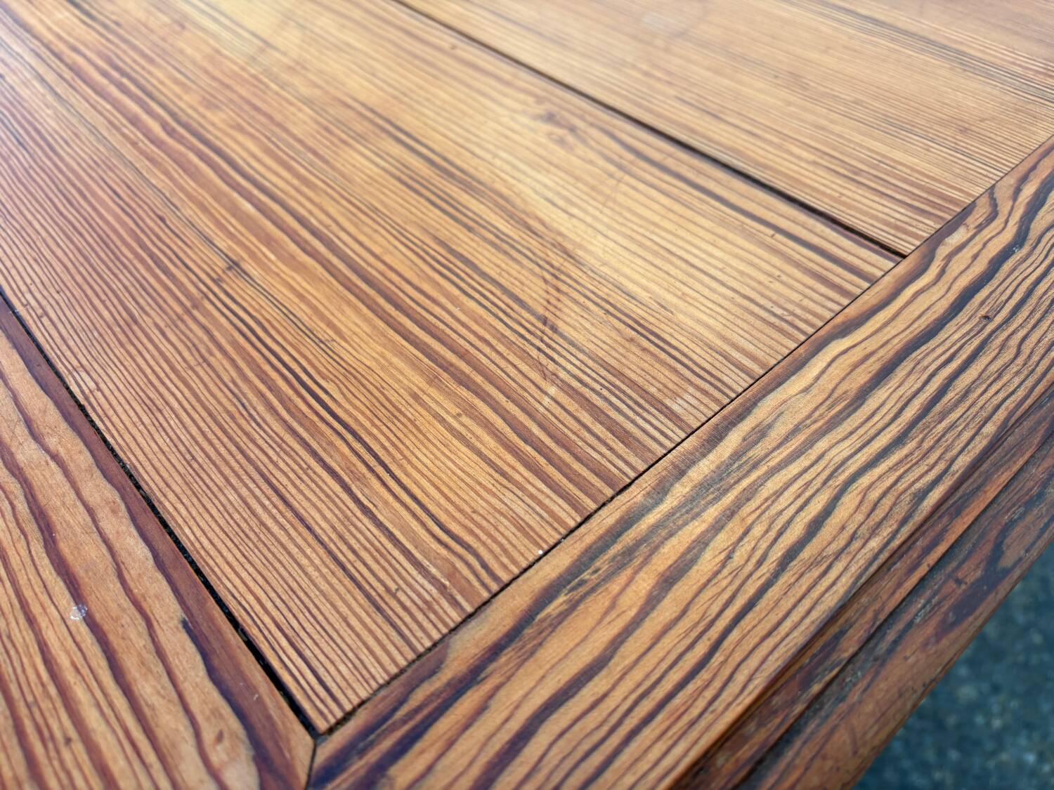 Bureau ancien en pitchpin, pieds tournés, tiroir – superbe patine