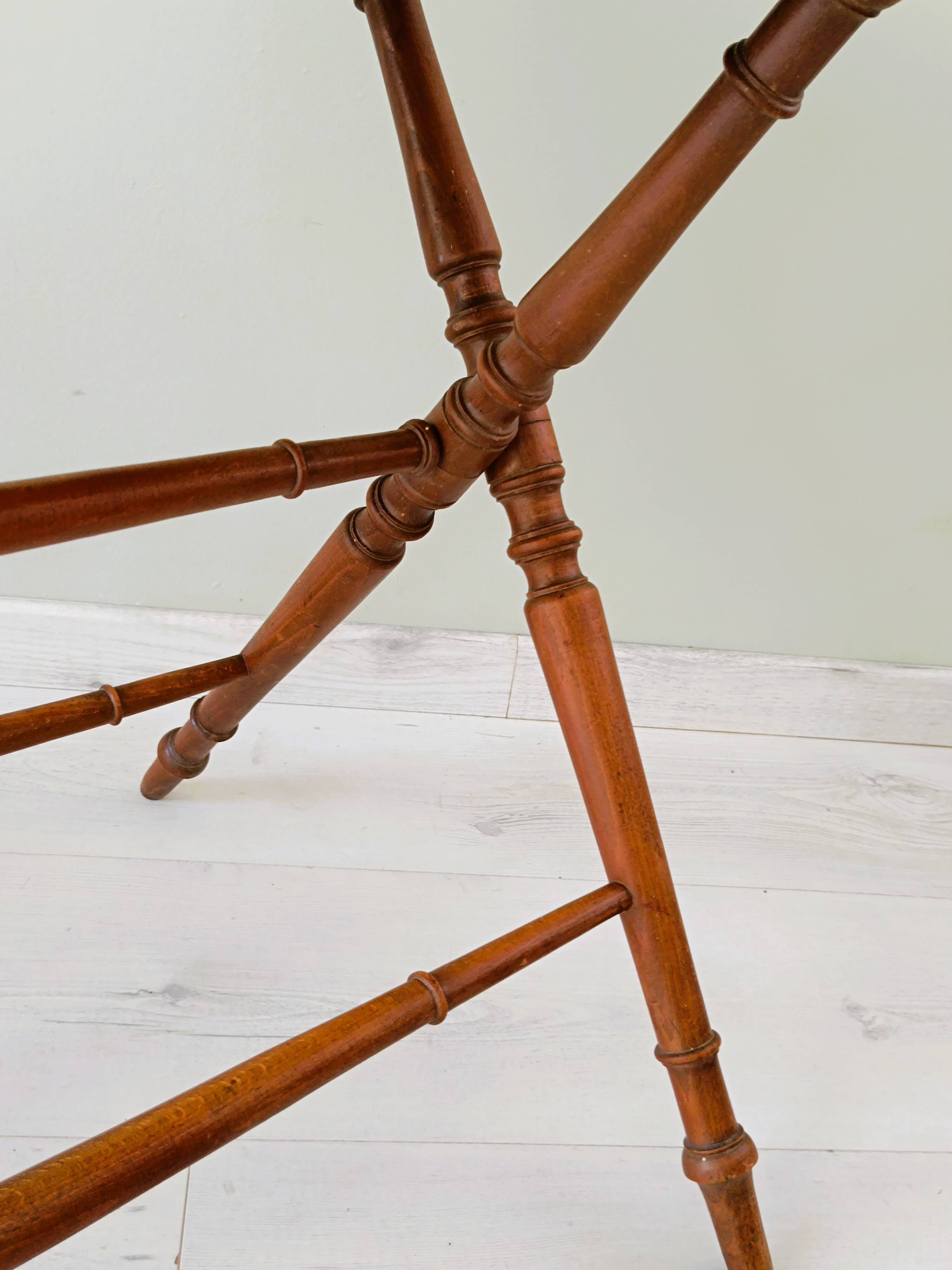 Table pliante vintage aux pieds tournés