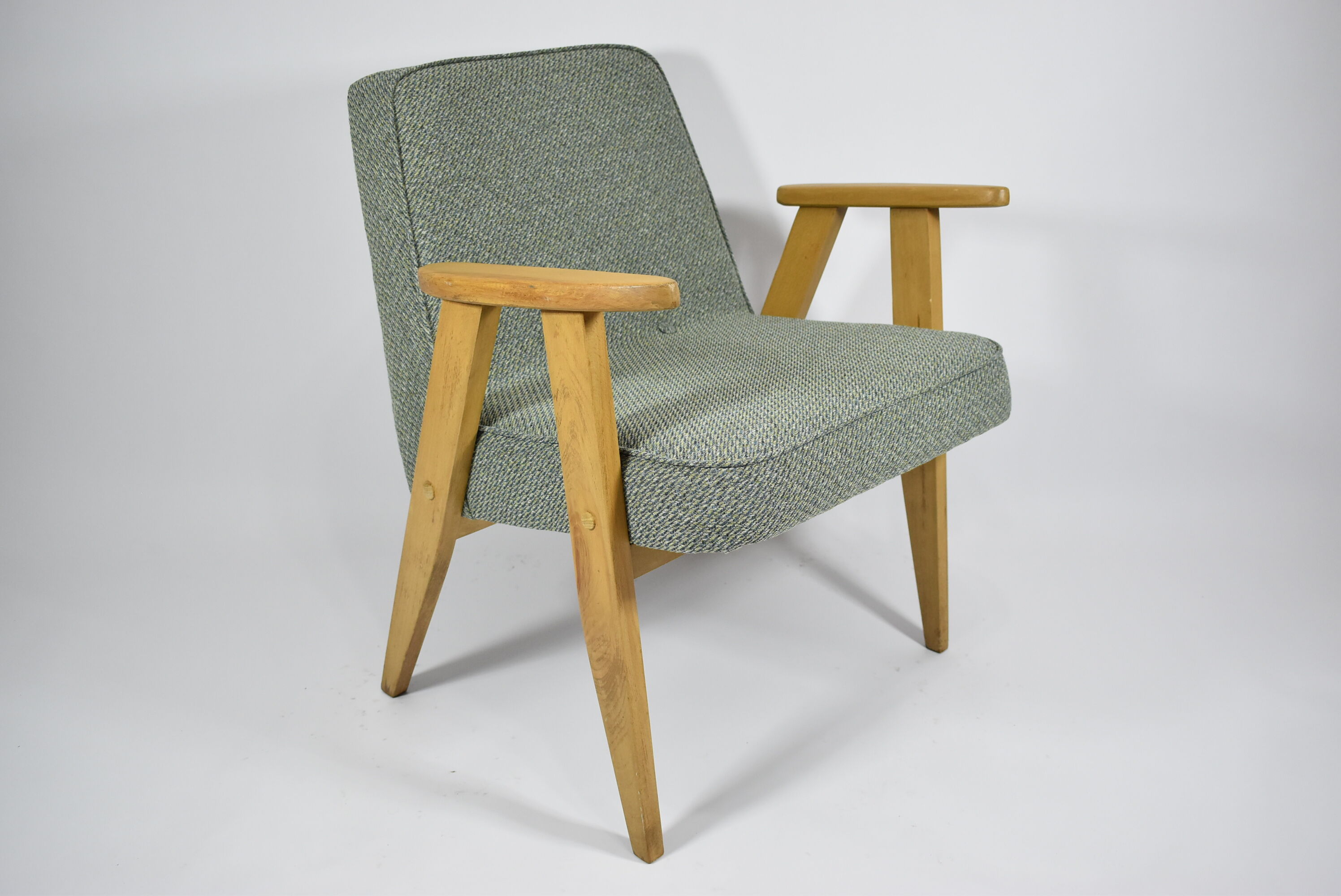 Armchair 366, designer J. hierowski, oak wood, green