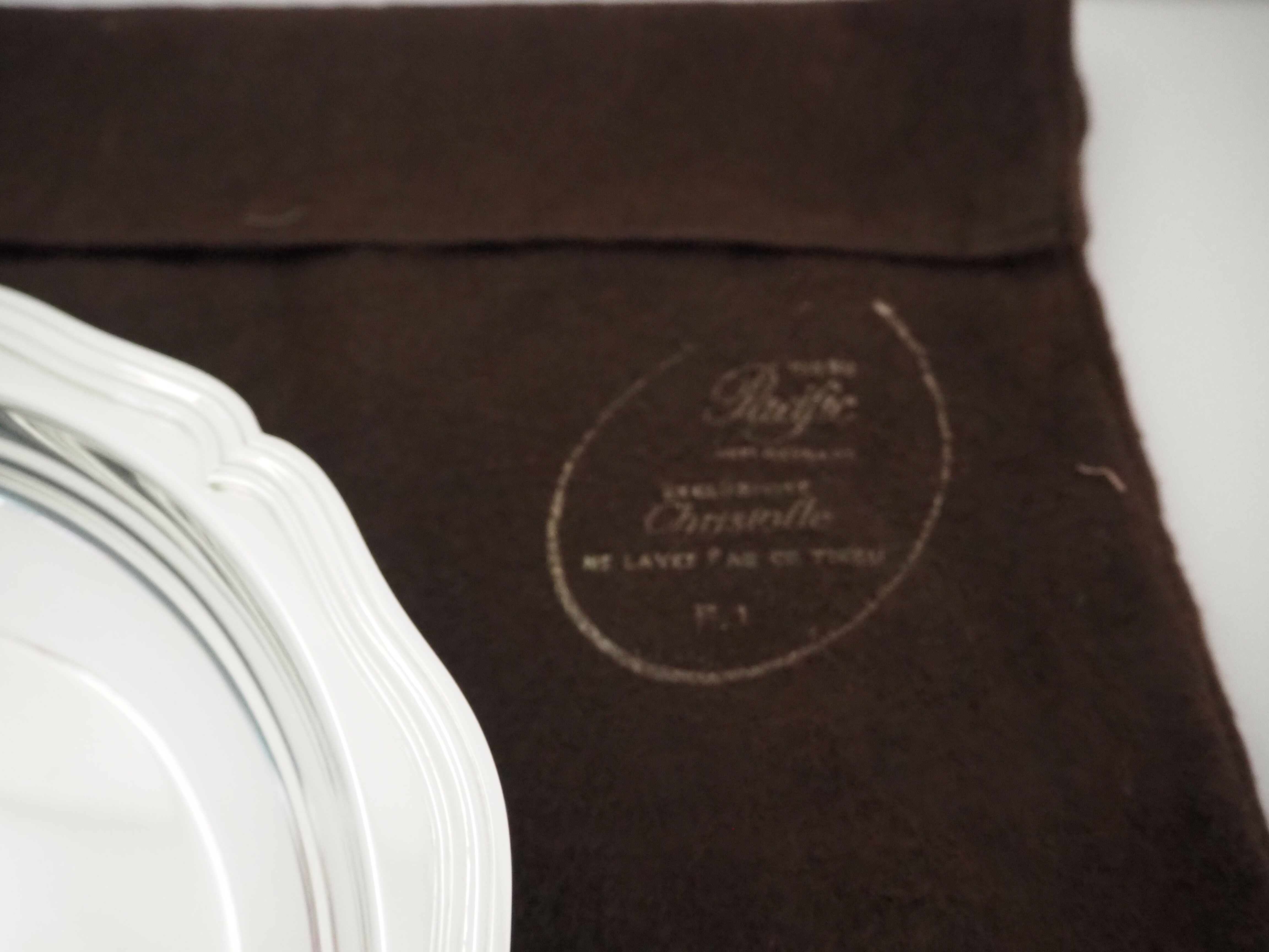 Round plate, Chinon collection with gold trim, Christofle, and its protective felt pouch.