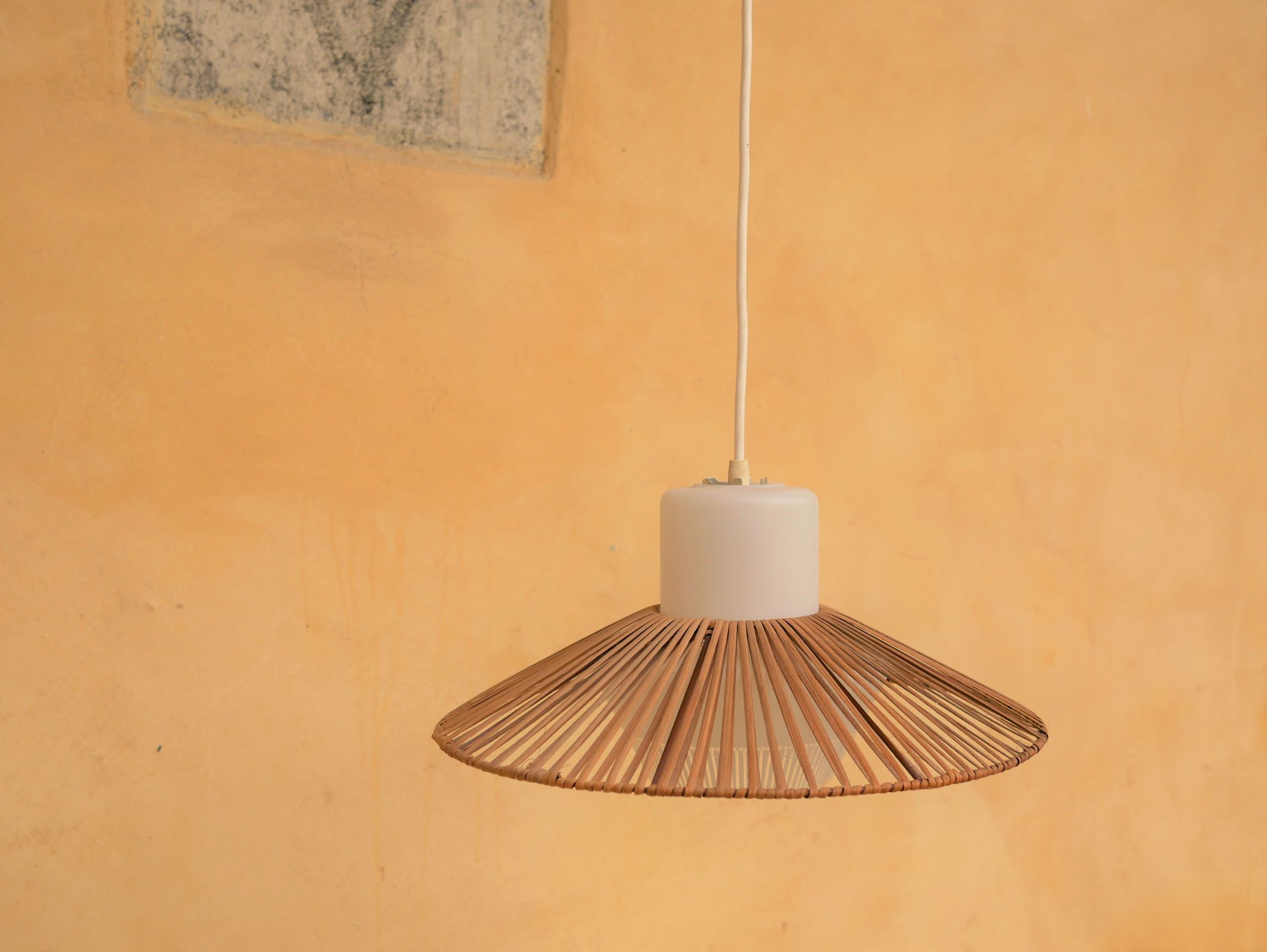 Suspension vintage en verre et en rotin