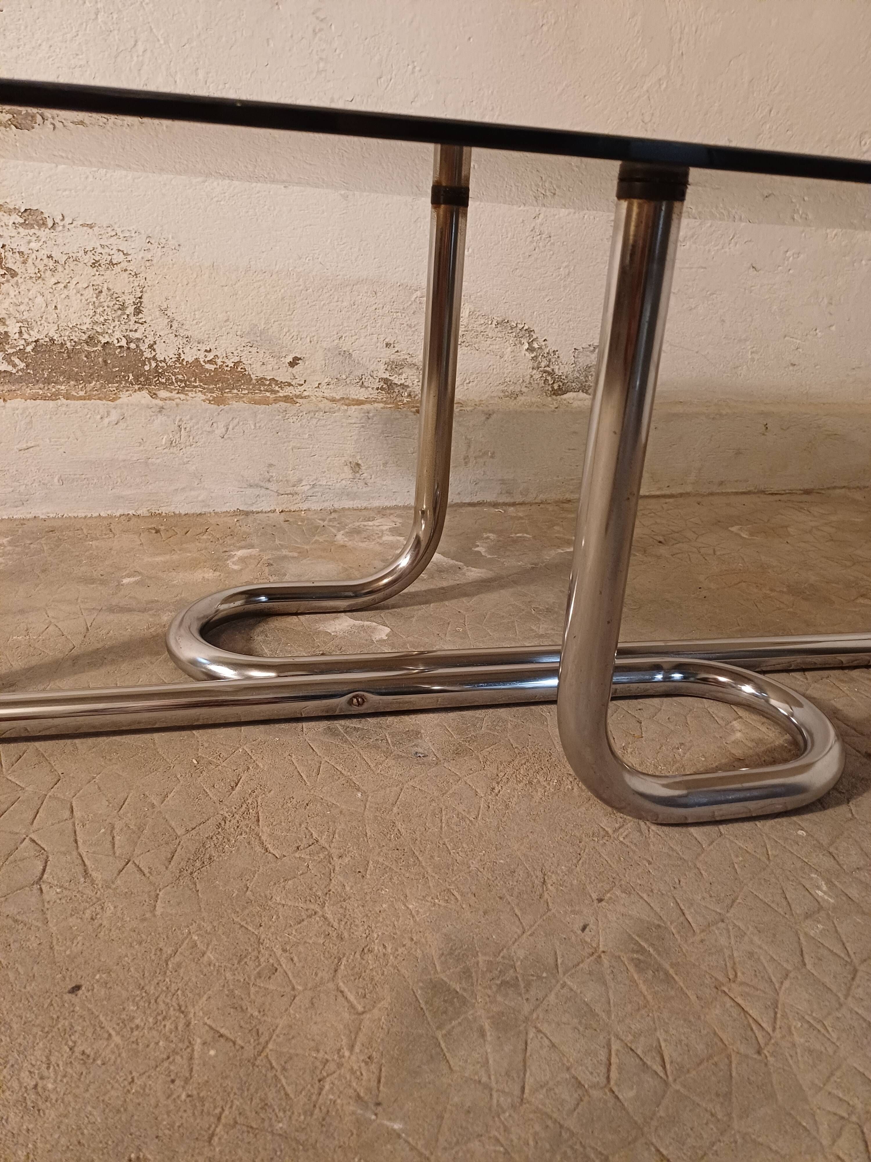 Table basse en verre fumé et métal chromé