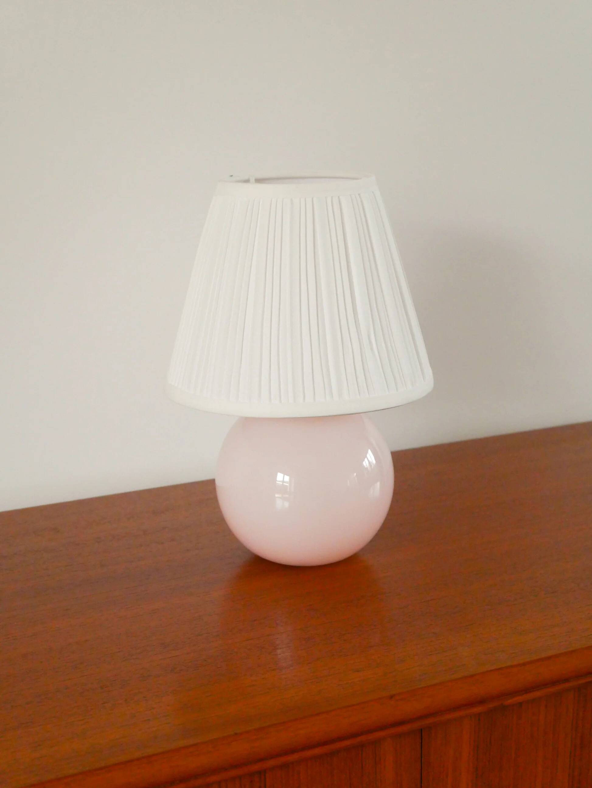 Lampe boule à poser en opaline, rose, art déco, 1930