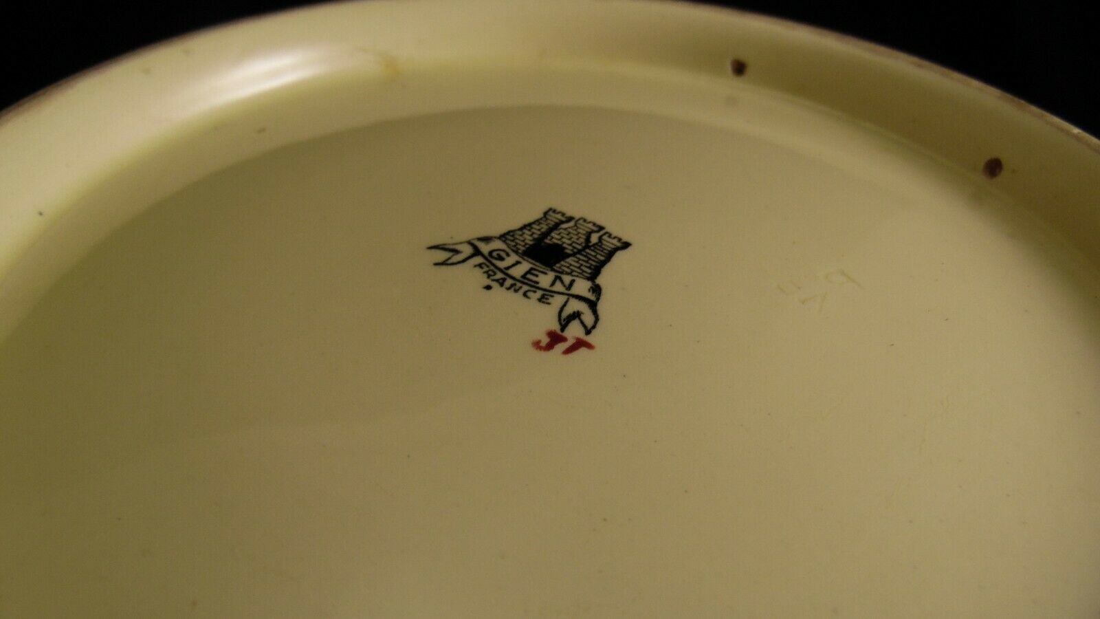Gien's round earthenware dish