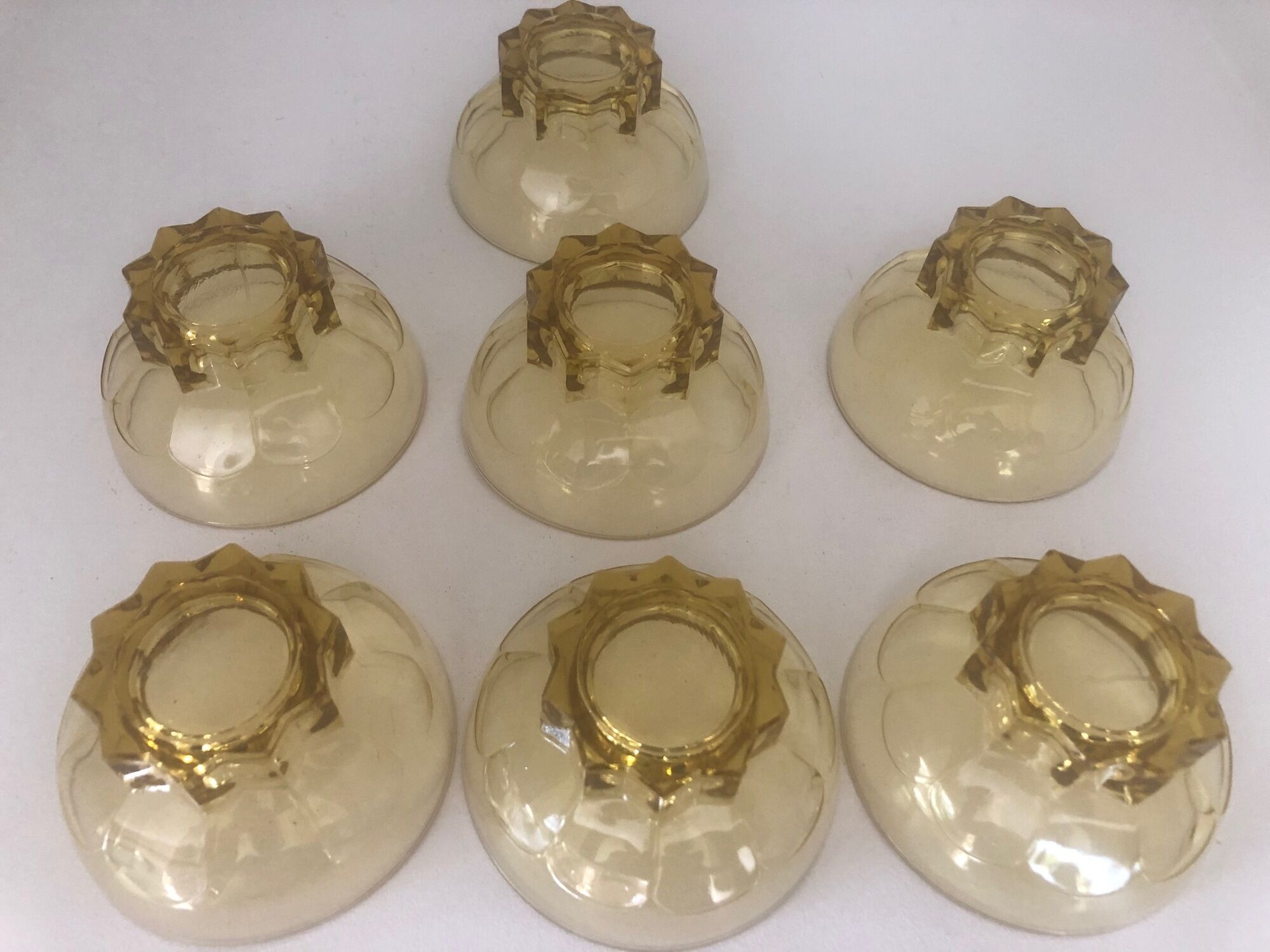 Lot of 7 yellow cups with footing in Star 50s . Art deco