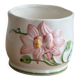 Petit cache-pot vintage en barbotine à décor de fleur rose