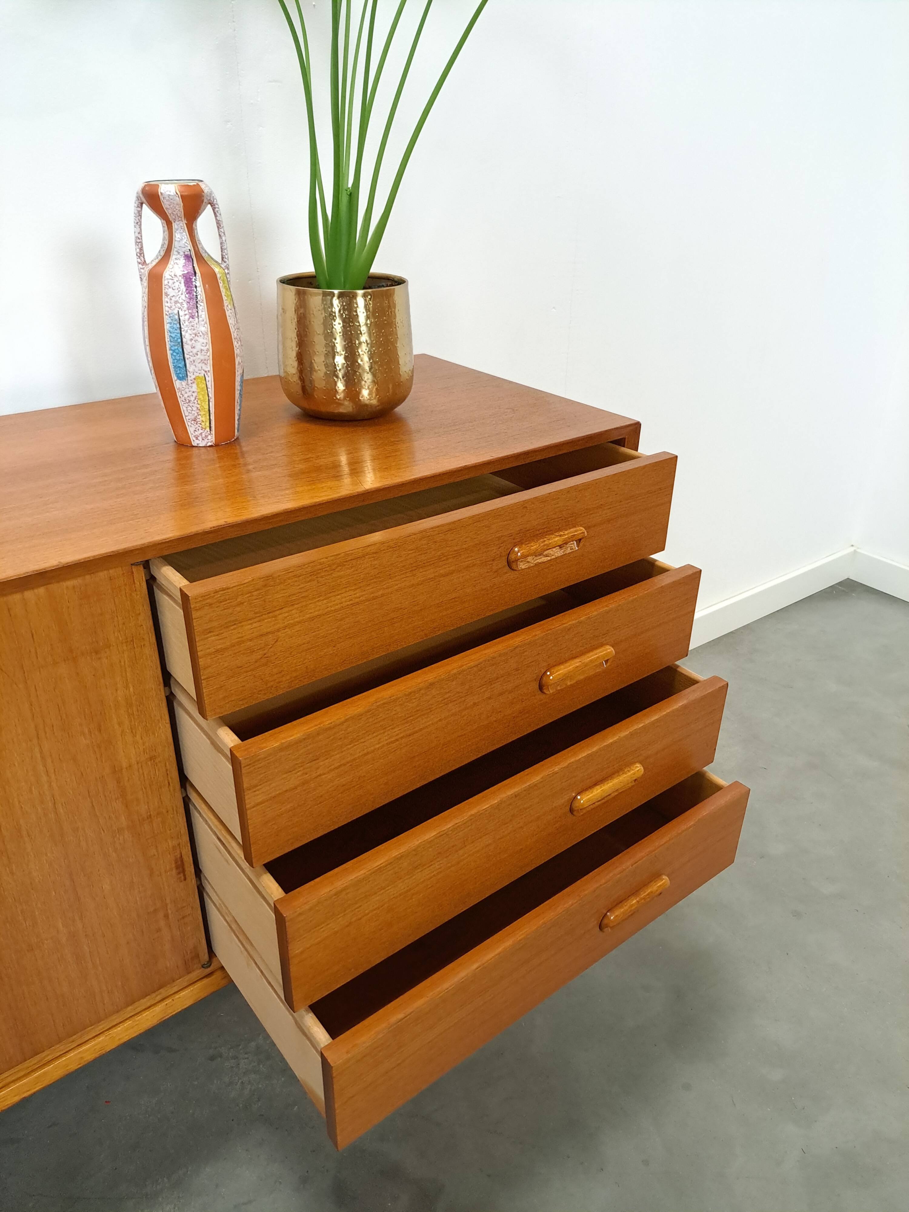 Dressoir avec de grandes capacités en lades vintage