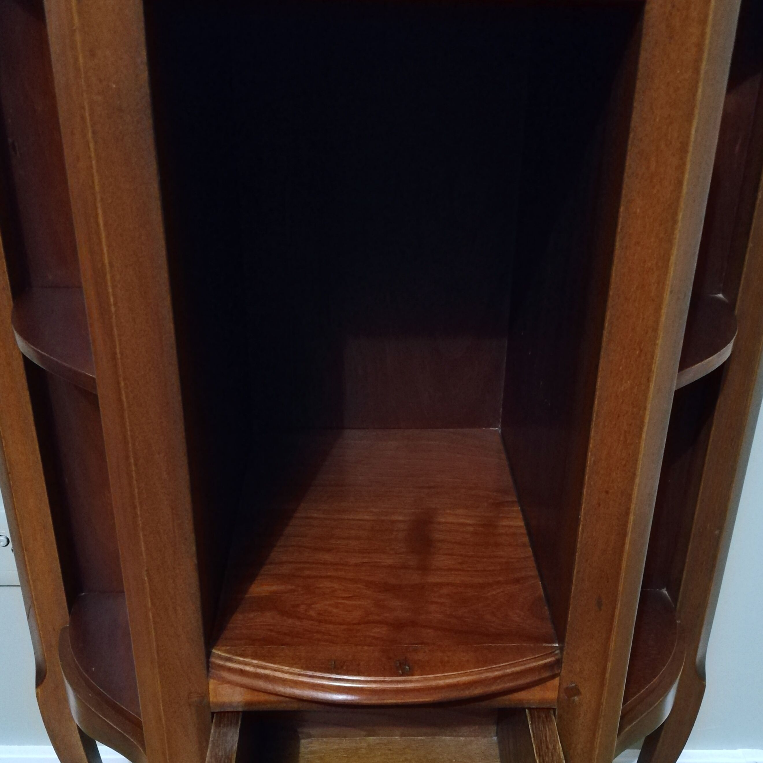 Meuble d'appoint en merisier style Louis XV