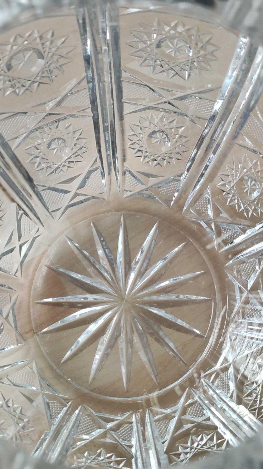 Vase shaped ball in carved Bohemian crystal. Star motifs, diamond braces, hardwoods. Diam 16 cm