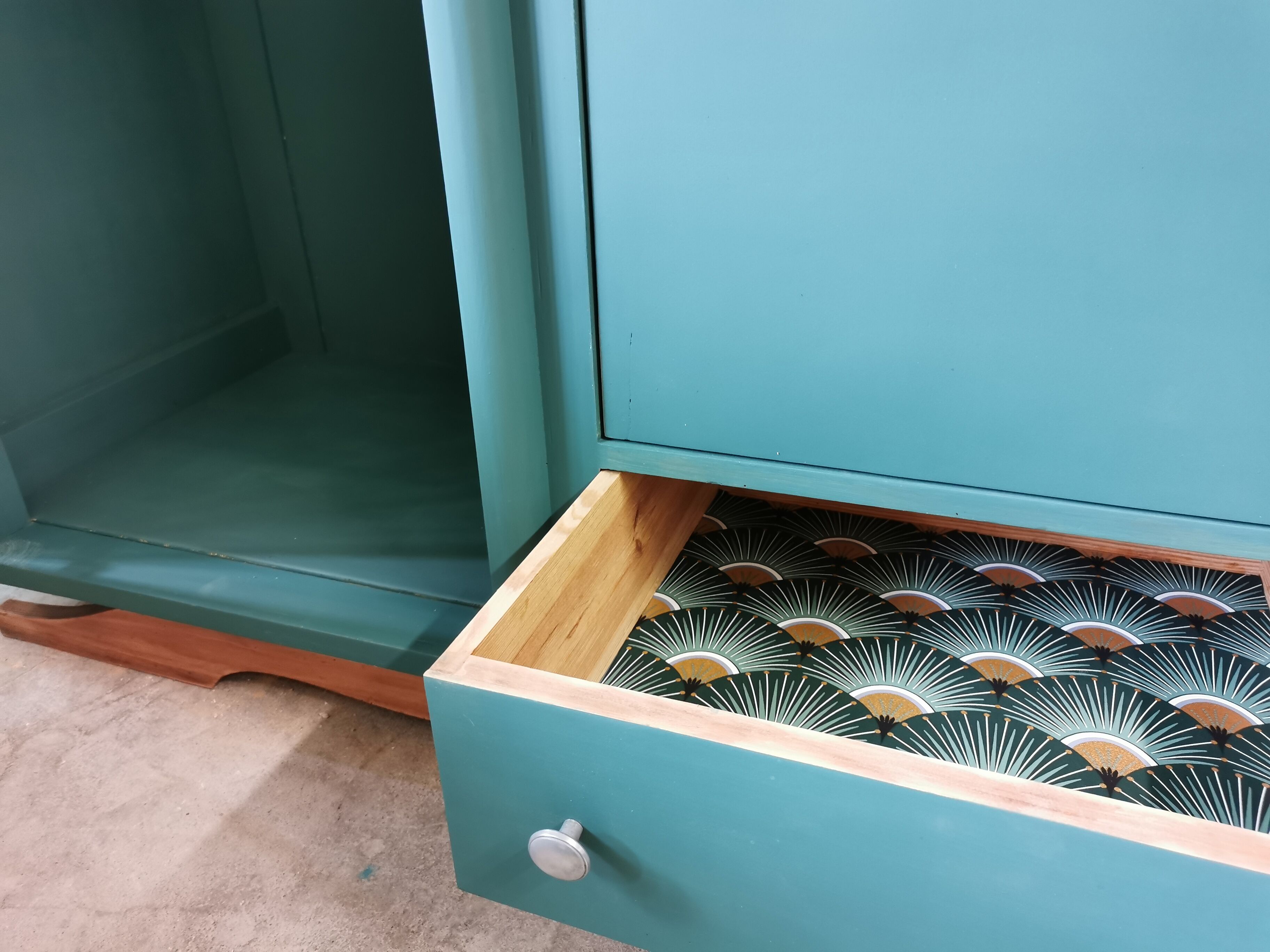 Asymmetrical cabinet