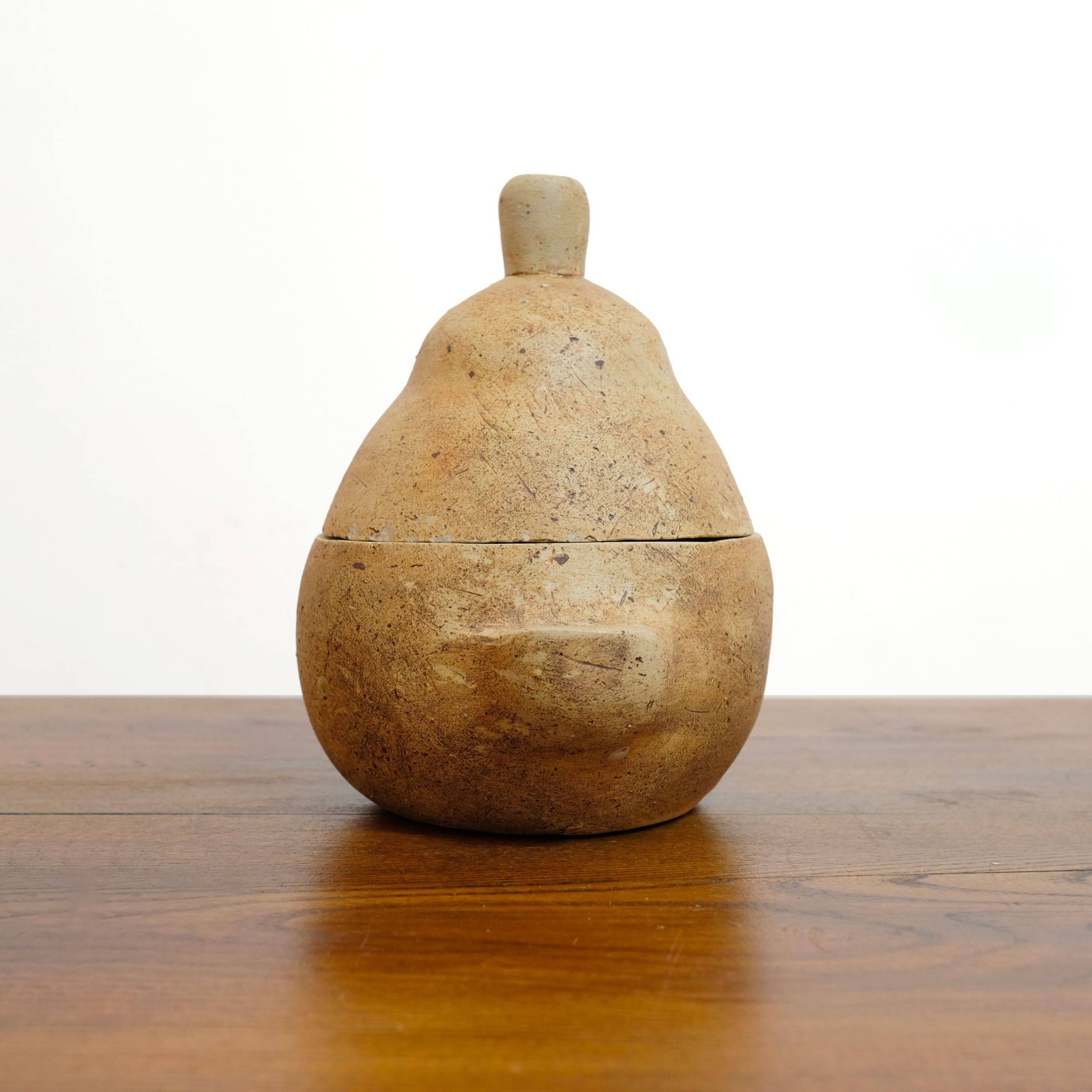 Pot couvert en grès en forme de poire.