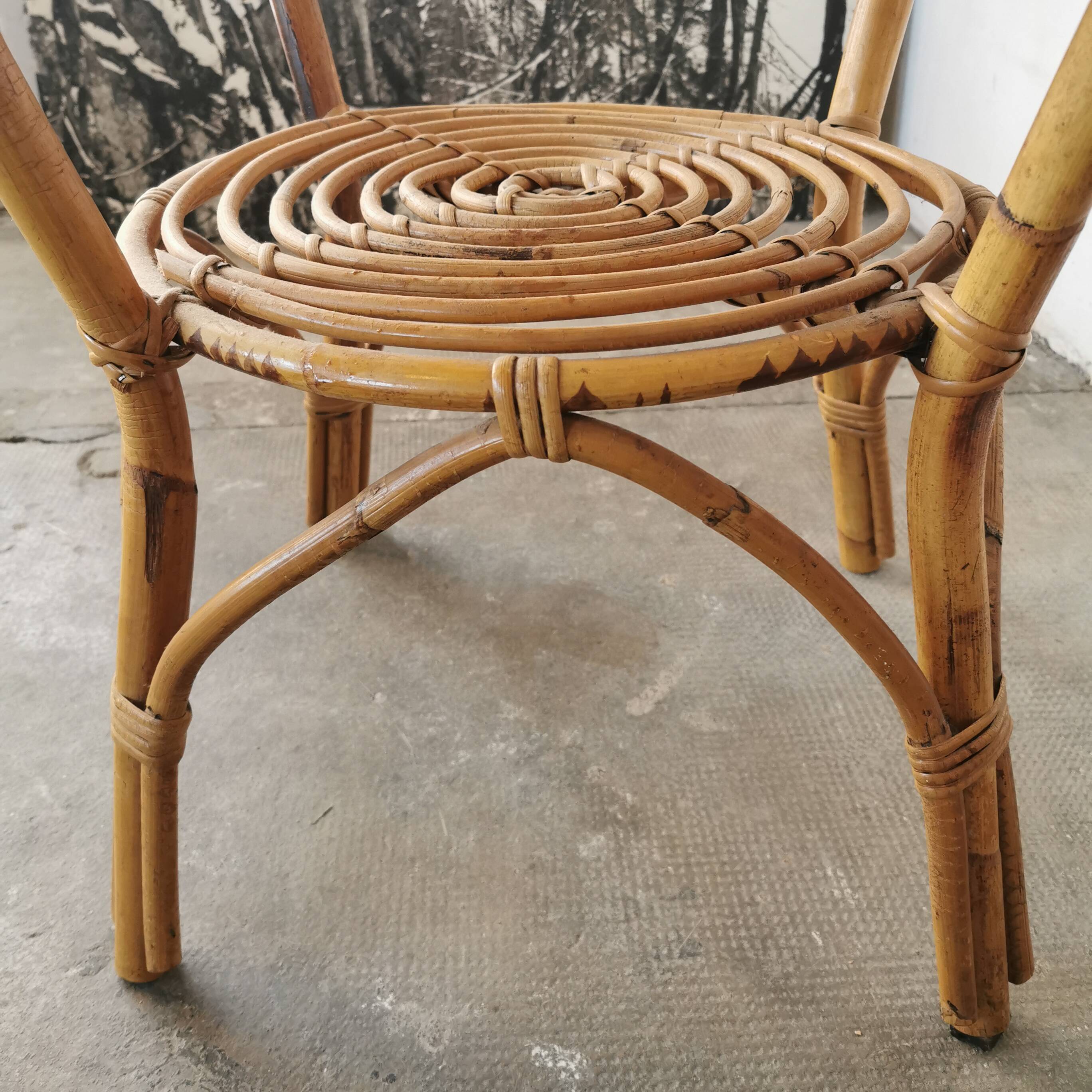 Round rattan table
