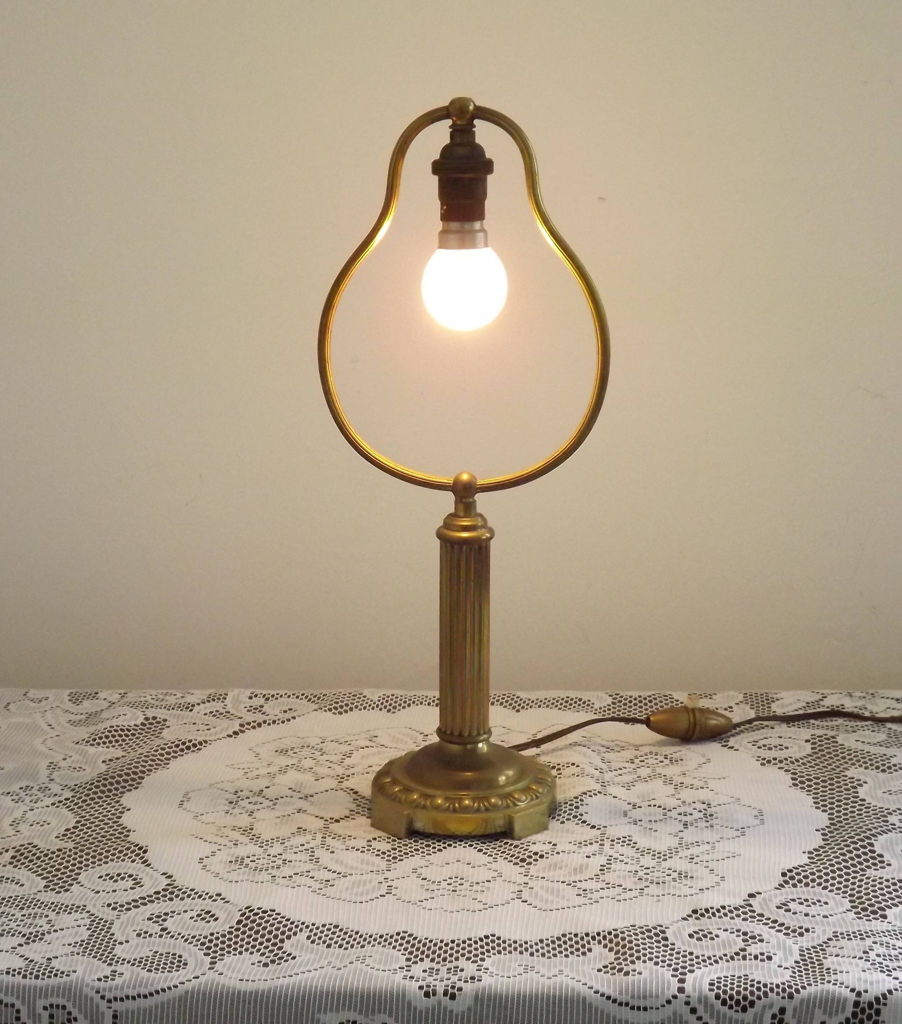Lampe de table en laiton français vintage de style traditionnel avec base ronde.