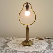 Lampe de table en laiton français vintage de style traditionnel avec base ronde.