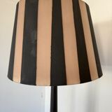 Lampadaire vintage en bois patiné noir et abat-jour rayé