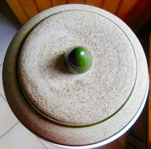 Bonbonnière ou pot à couvercle art déco céramique signée brisdoux