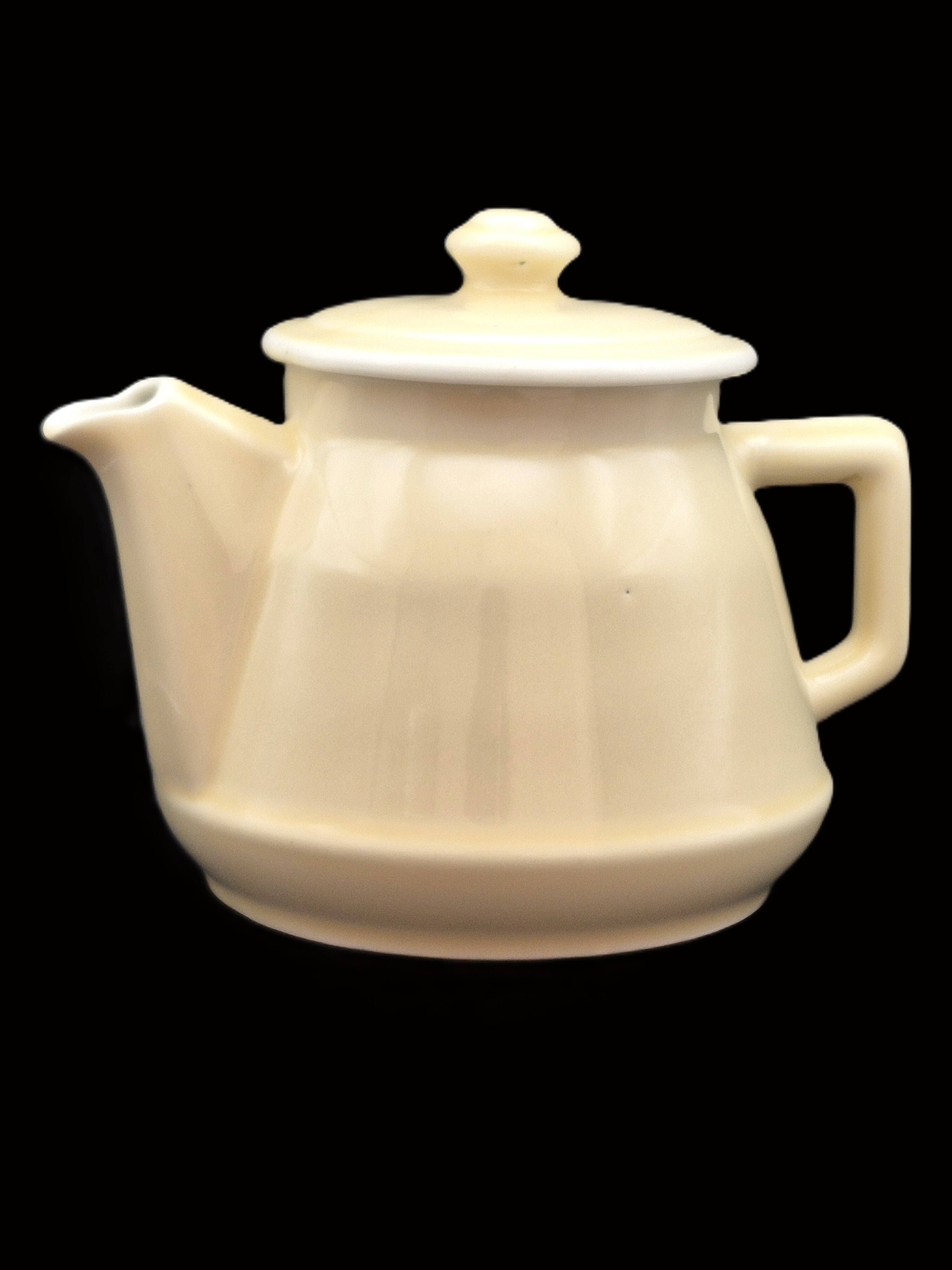Vintage cream ceramic teapot – Authentic charm & chic country decor
