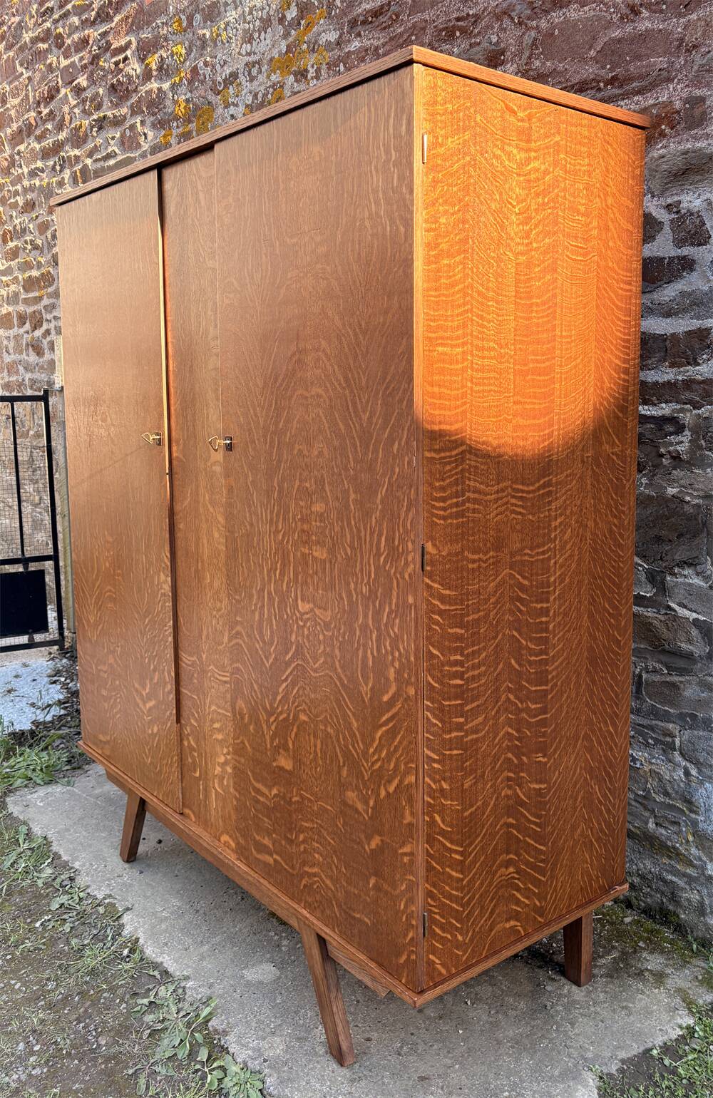 Armoire dressing vintage chêne tigré – pieds compas  50/60 – scandinave