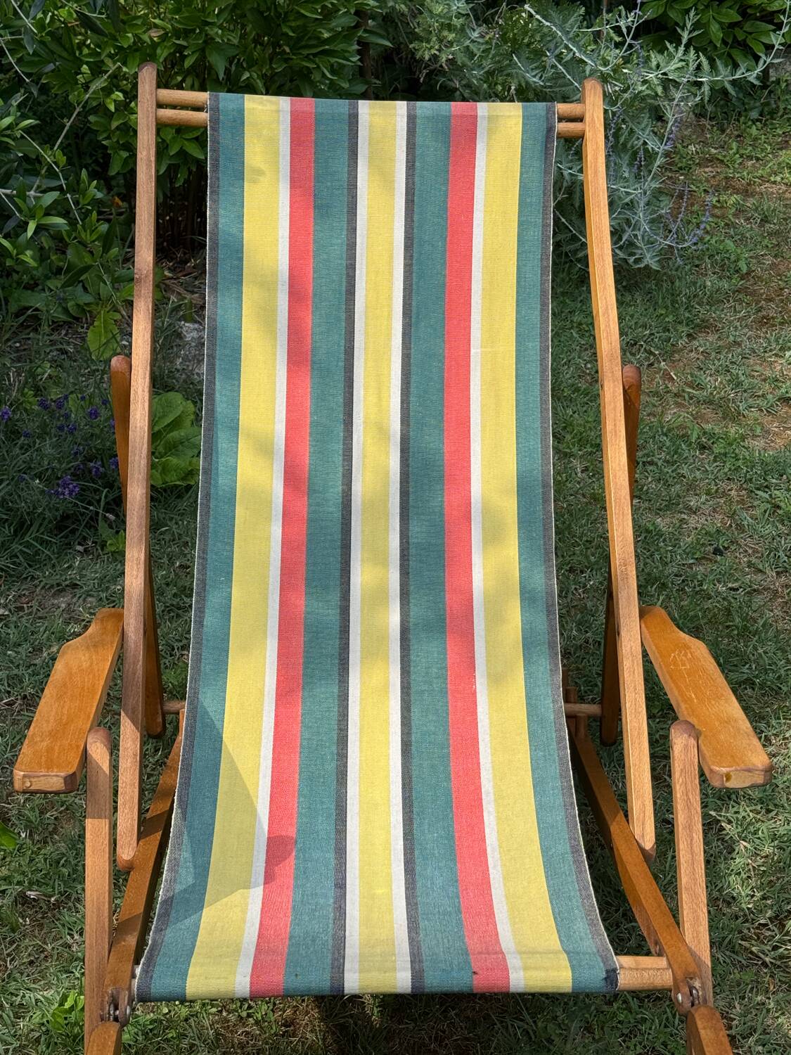 Vintage wooden deckchair/chilienne with footrest — 1960s